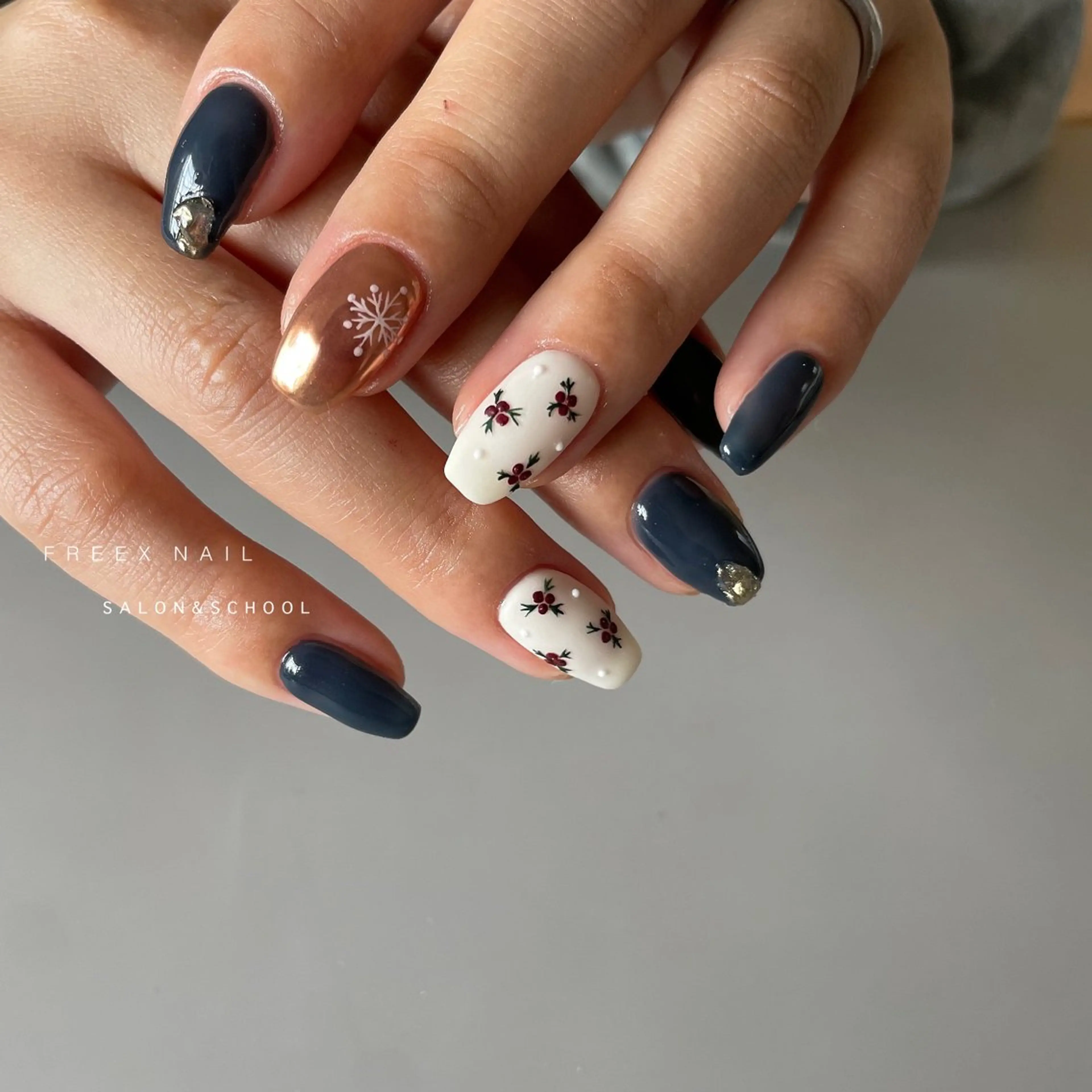 ネイル 冬ネイル クリスマス ハンドネイル ハンドケア Freex nail所属・freex nail /ニュアンス/個性派のネイルデザイン