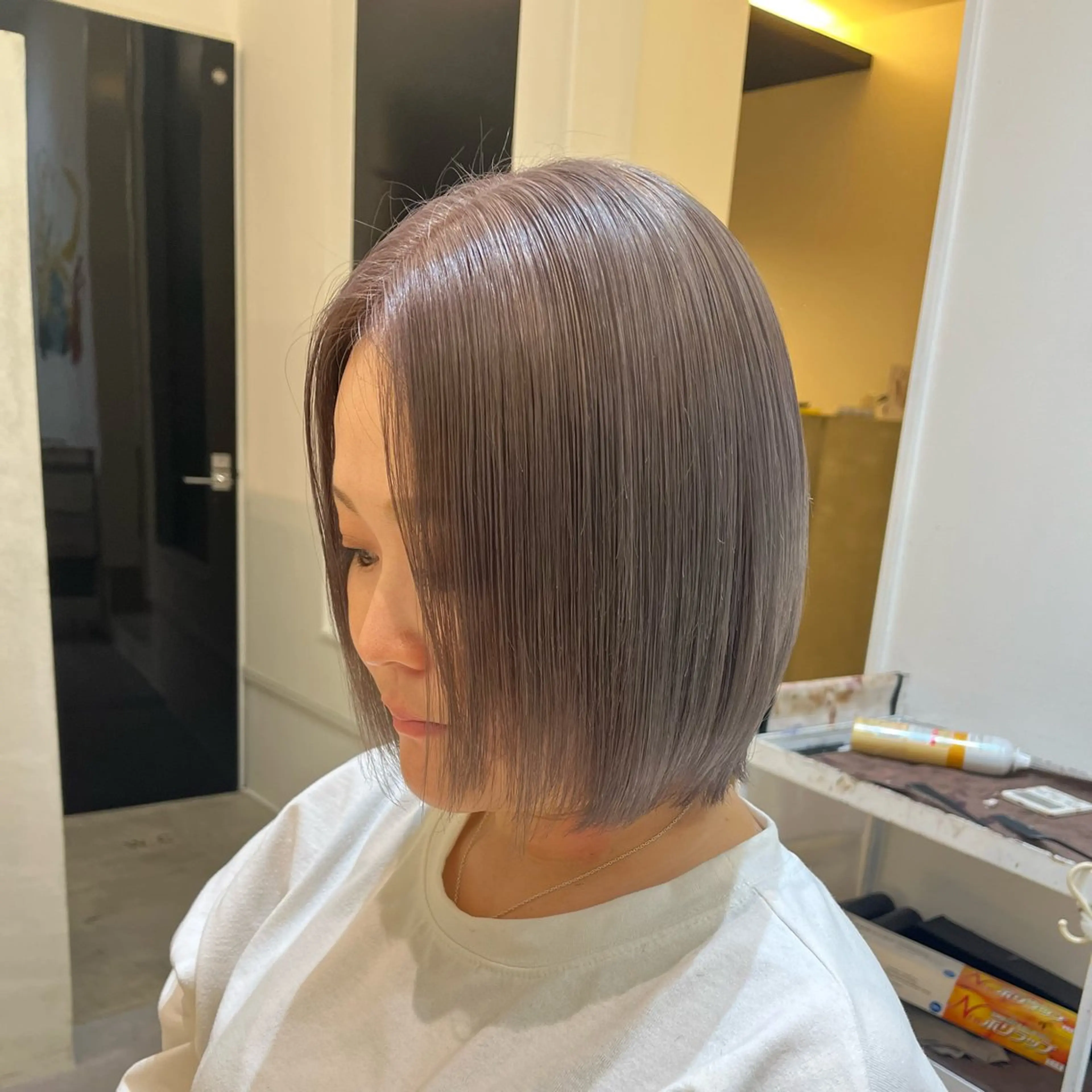 カラー グレージュ GISELA サリナのヘアスタイル