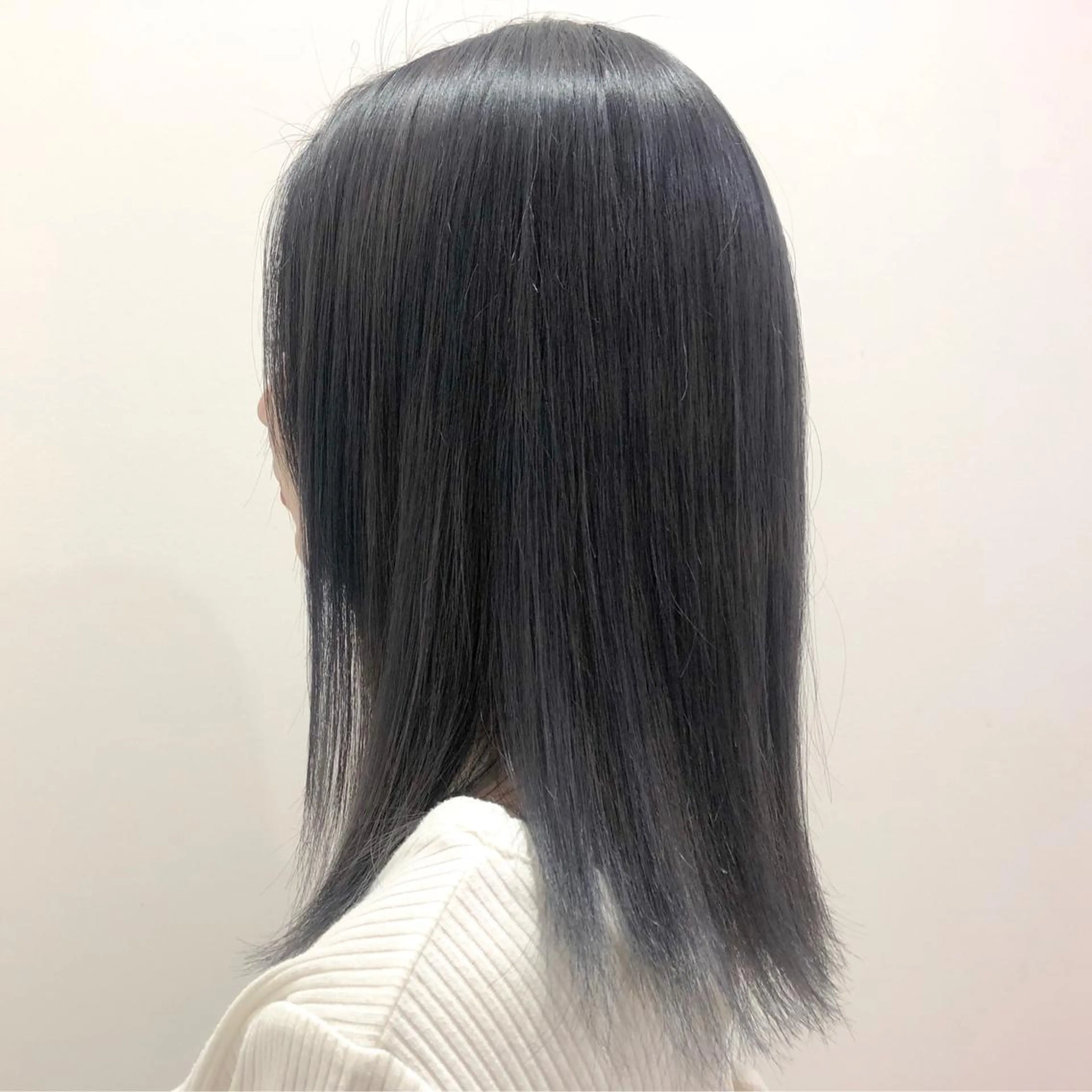 ミディアム カラー ブリーチ ブルーカラー ブルーグレー 尾籠 美幸 （オゴモリ ミユキ）のヘアスタイル