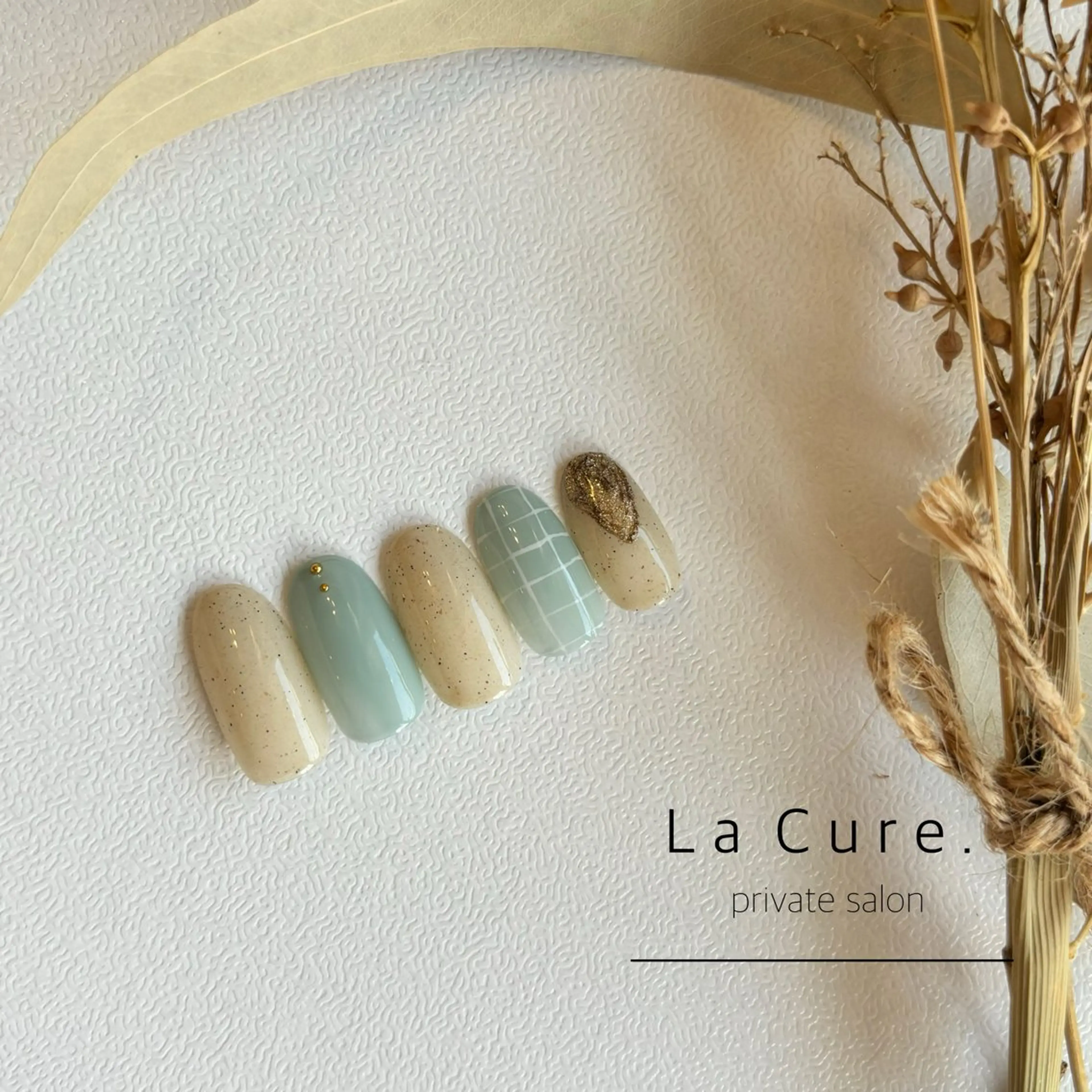 ネイル ジェルネイル グリーン ニュアンスネイル シンプルネイル 春ネイル ハンドネイル Lacure. misaのネイルデザイン