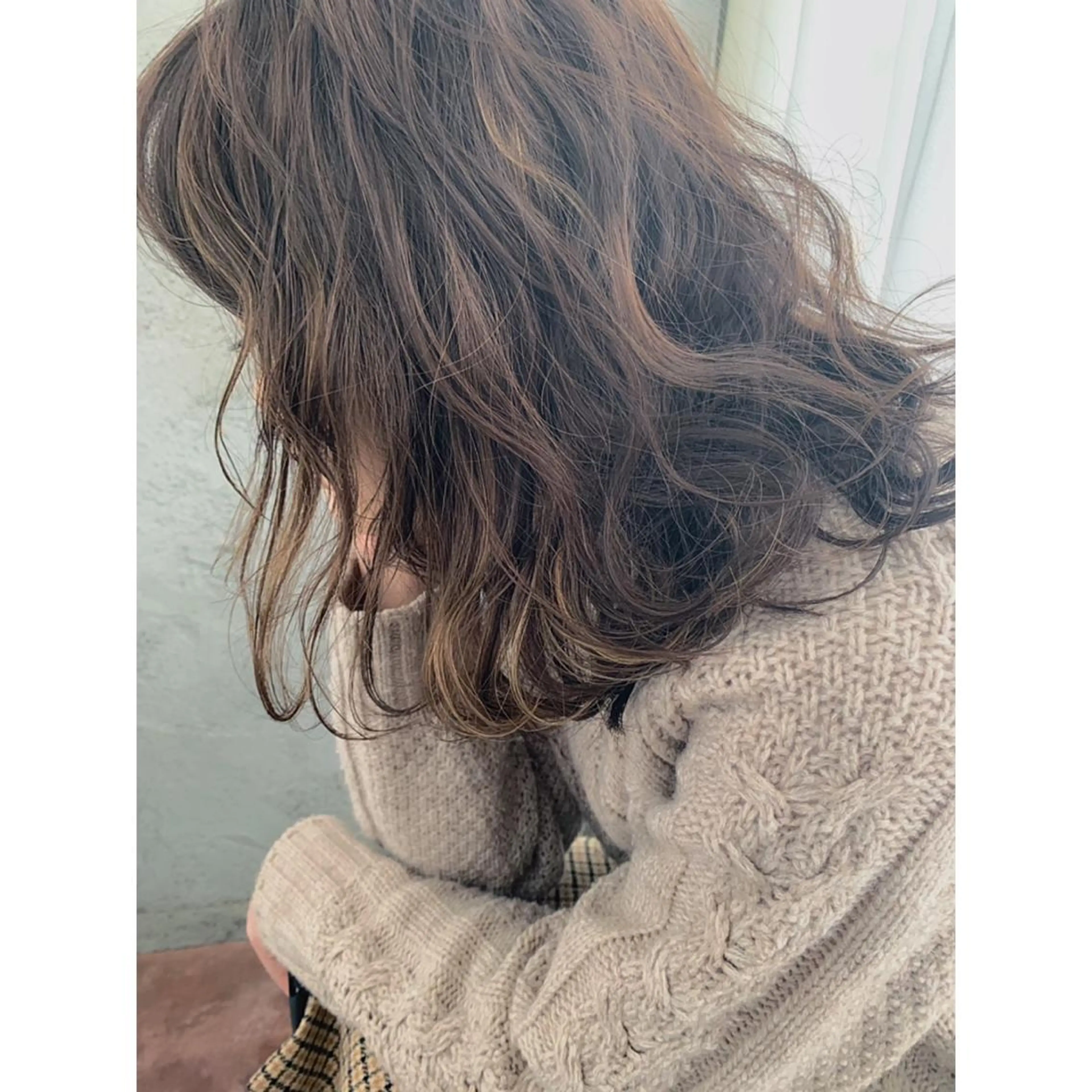 ミディアム カラー ベージュカラー ハイライトカラー オリーブベージュ ハイライト EMANON天神所属・Hitomi Ezakiのヘアスタイル