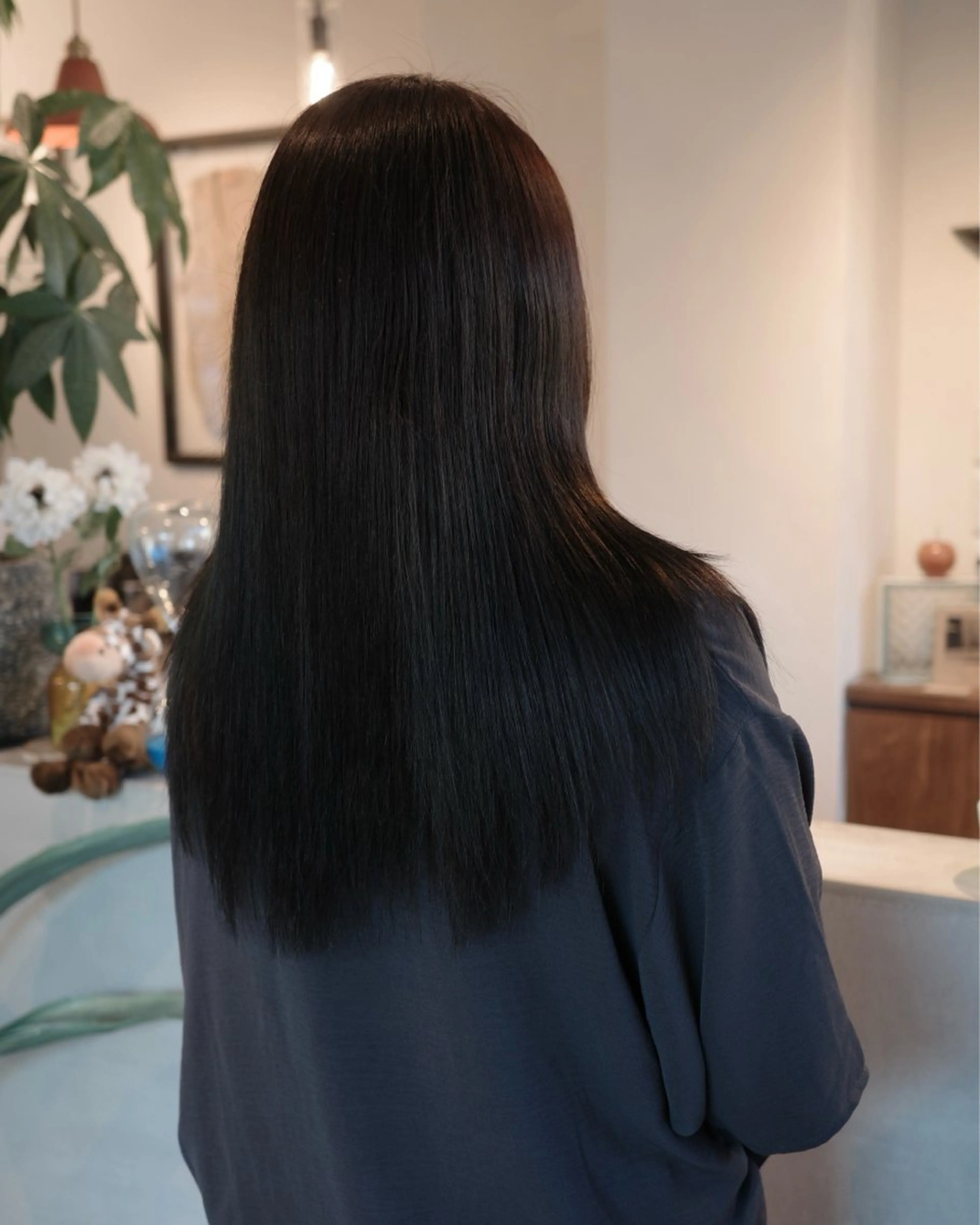 セミロング カラー 黒髪 ブリーチ ブルーカラー ブルーブラック 透明感カラー ヘアカラー (h)wim kikoのヘアスタイル