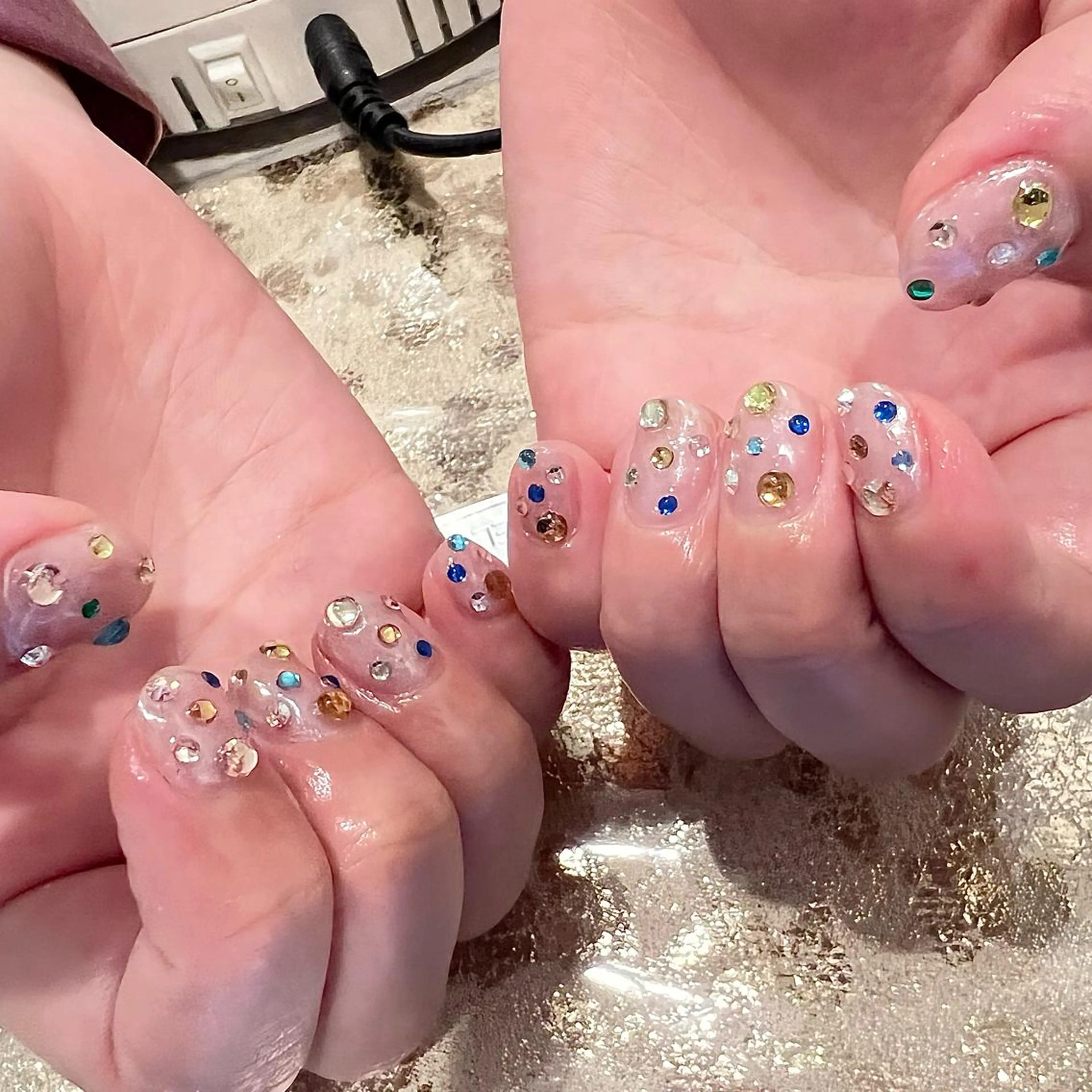 ショート ネイル オーロラネイル ストーンネイル ハンドネイル H🌺 NAILのネイルデザイン