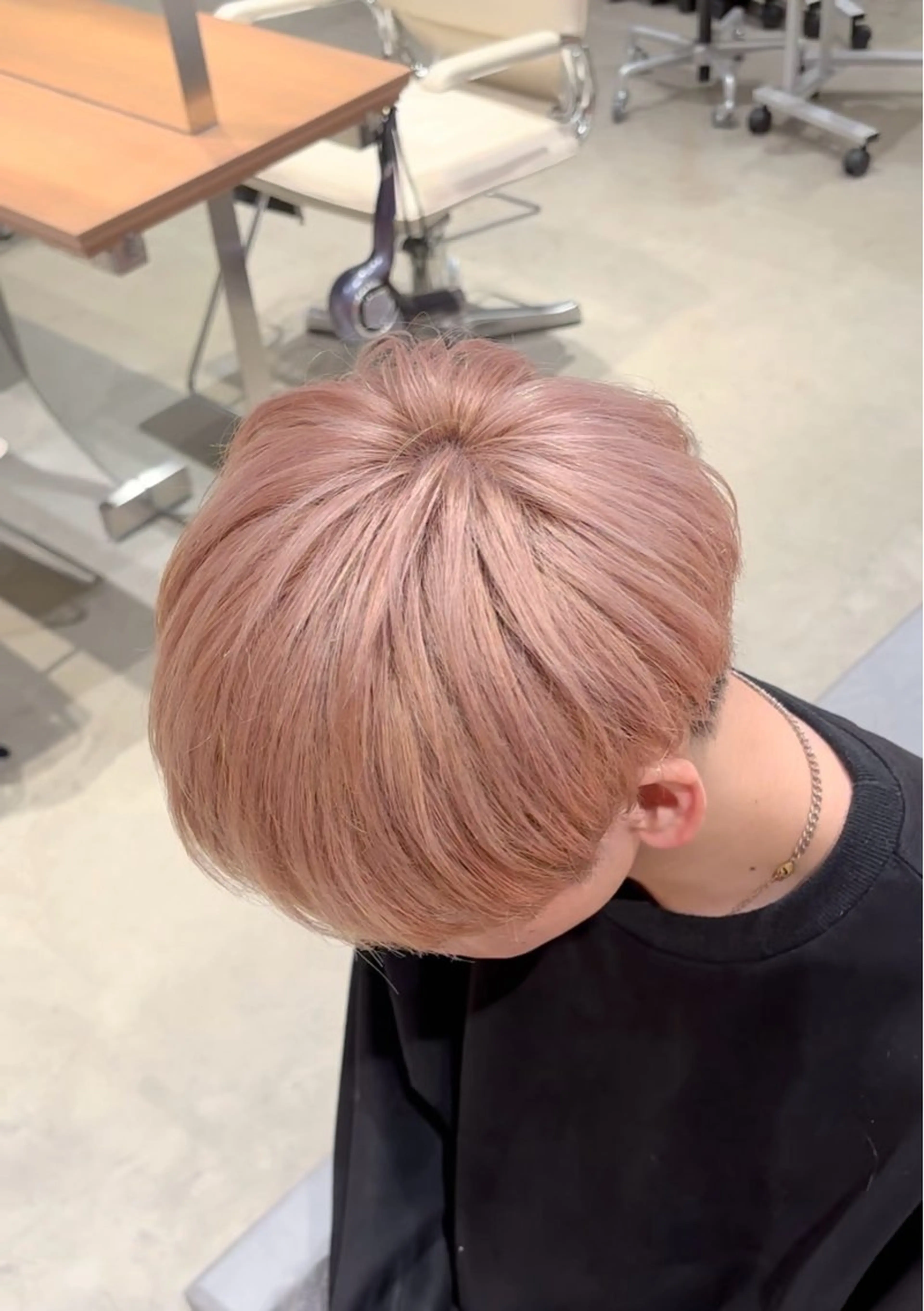 カラー メンズ ブロンド ピンクカラー 髪質改善ブリーチ 森崎雄斗のヘアスタイル