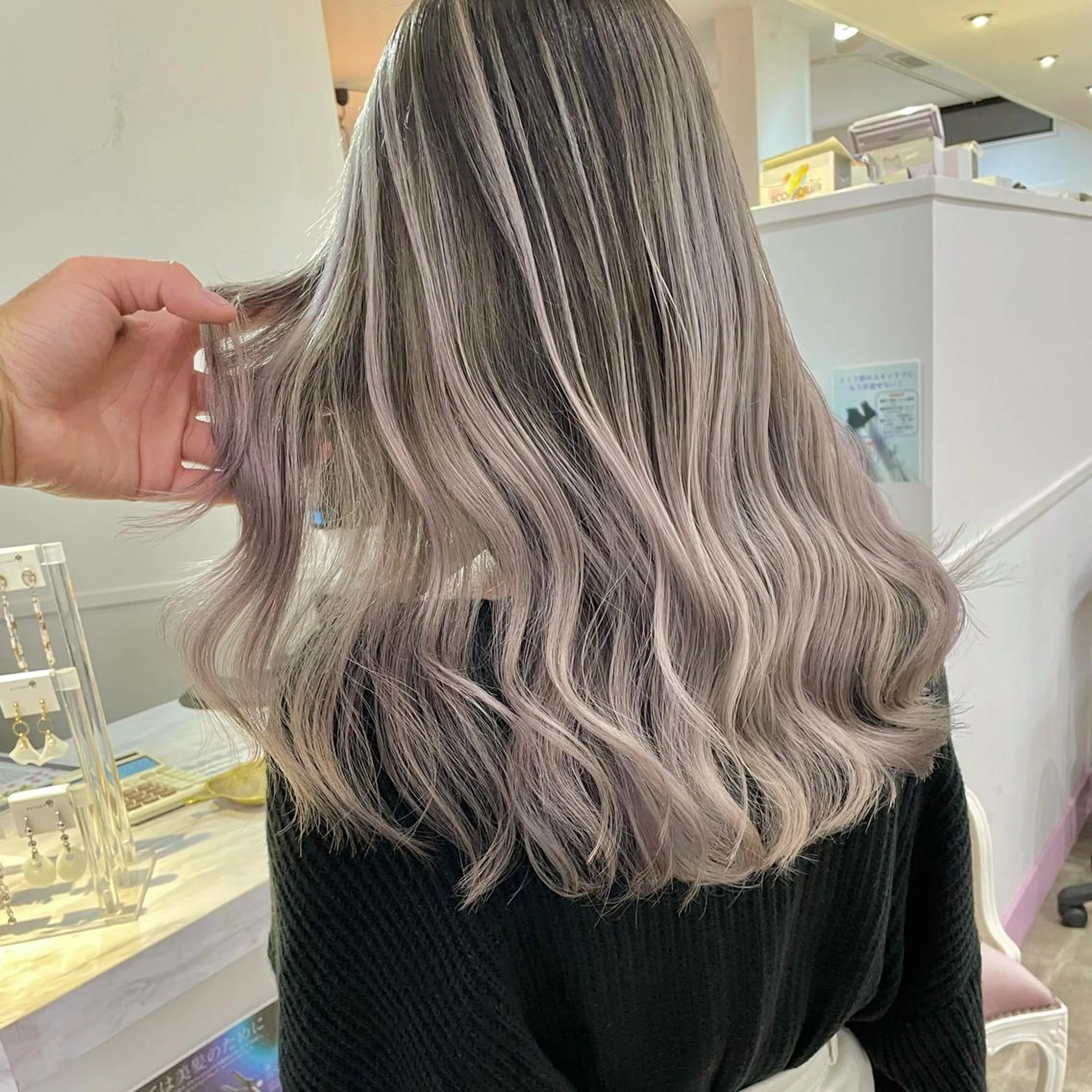 セミロング レイヤーカット Lit所属・Lit.豊橋 夏目のヘアスタイル