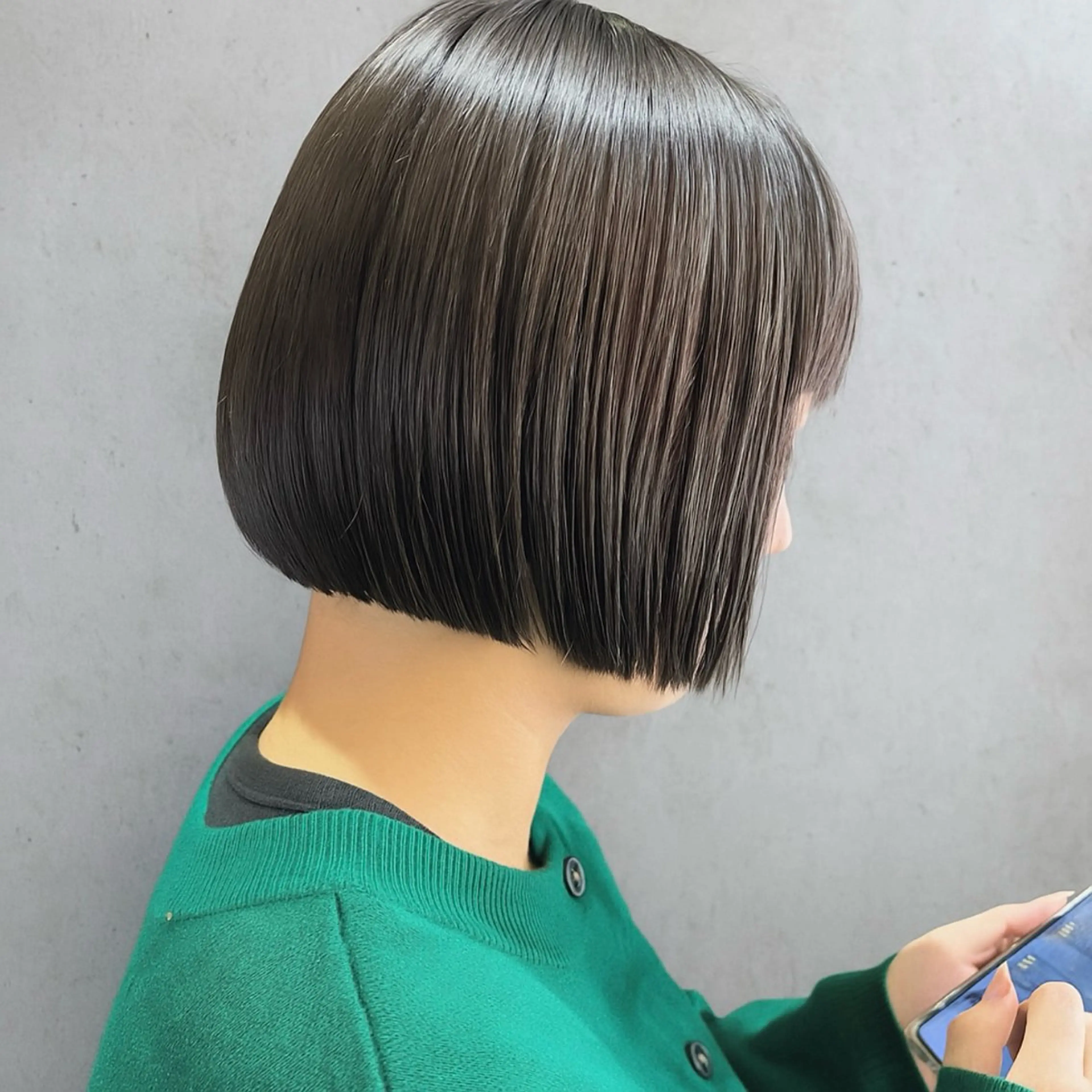 ショート カラー ベージュカラー ブリーチ ミルクティーベージュ ボブ 顔周りカット カット ヘアカラー トリートメント nui所属・清水優/ボブ/ レイヤー/髪質改善のヘアスタイル