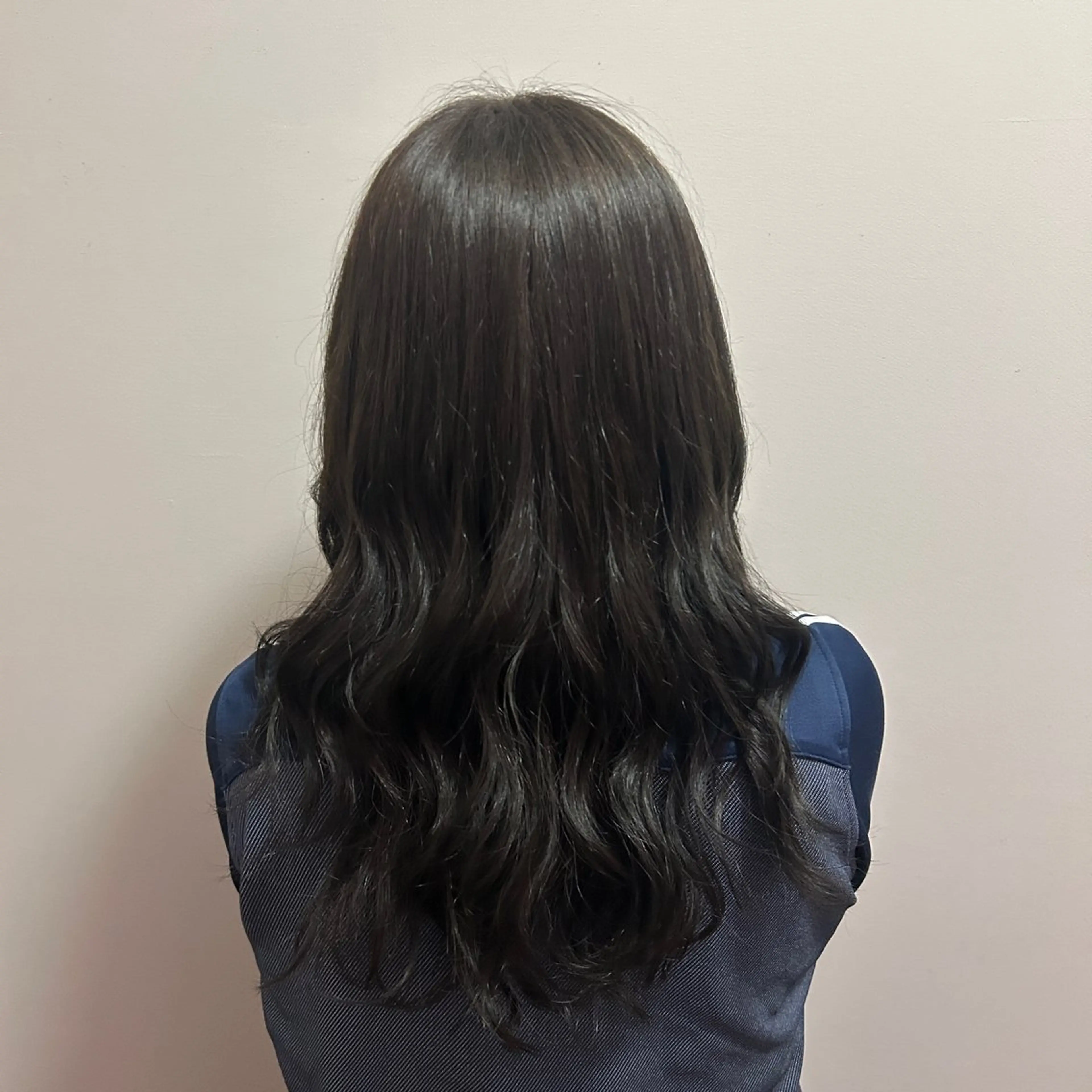 セミロング カラー ベージュカラー オリーブベージュ 岡本 妃麗のヘアスタイル