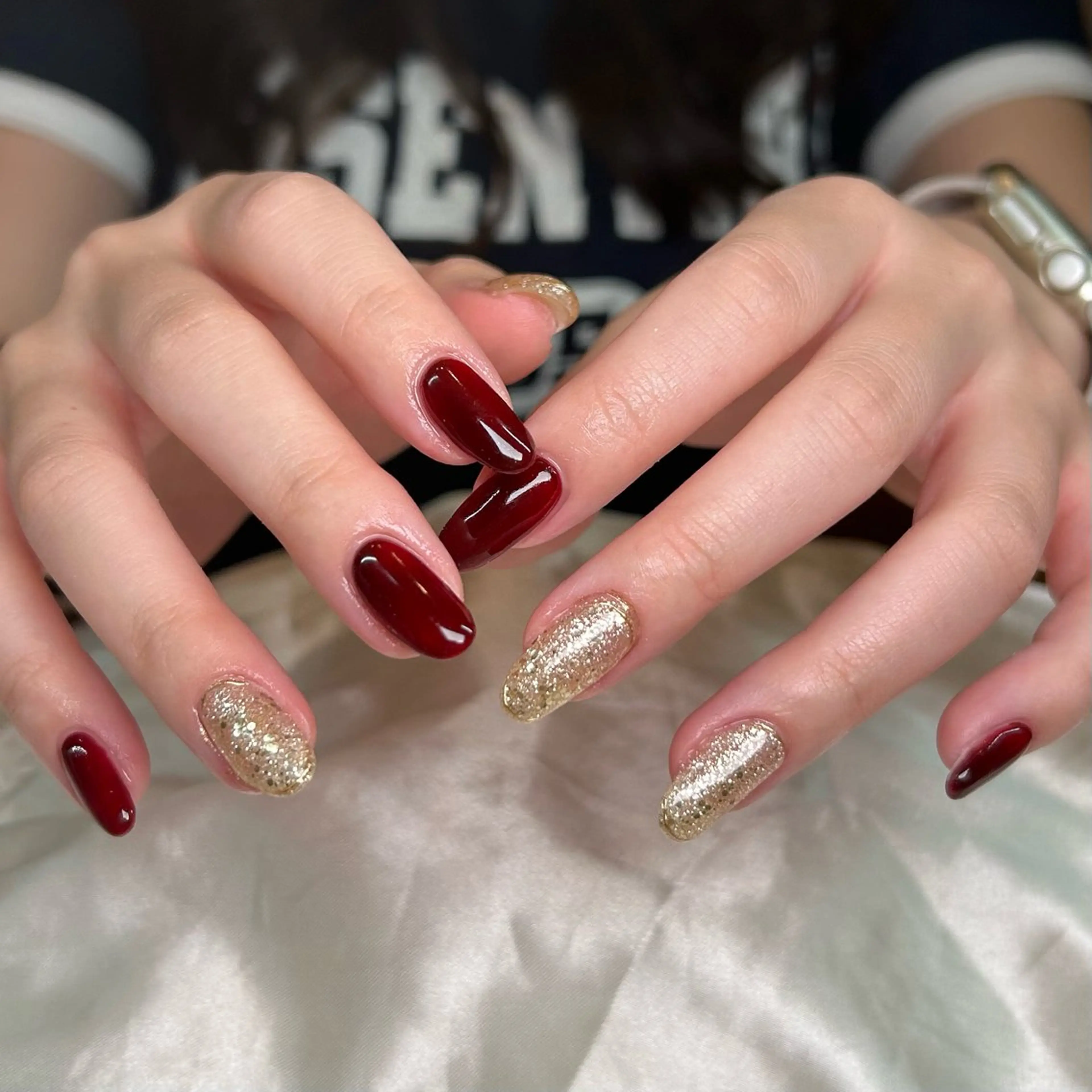 ネイル ボルドー フラッシュネイル ゴールド ゴージャス ハンドネイル shine'an fuka🌿🫧のネイルデザイン