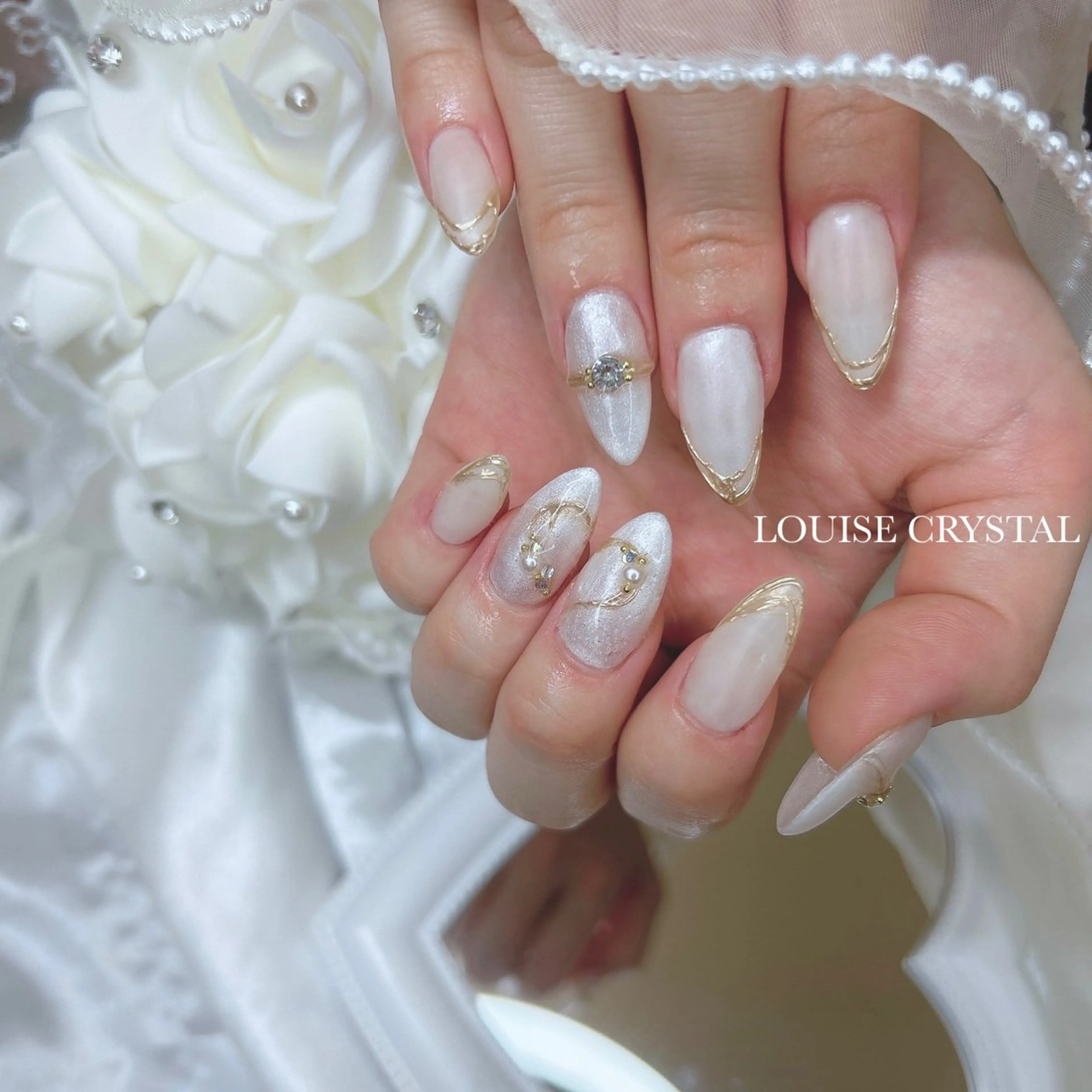 ネイル ブライダルネイル ハンドネイル LOUISE CRYSTALのネイルデザイン