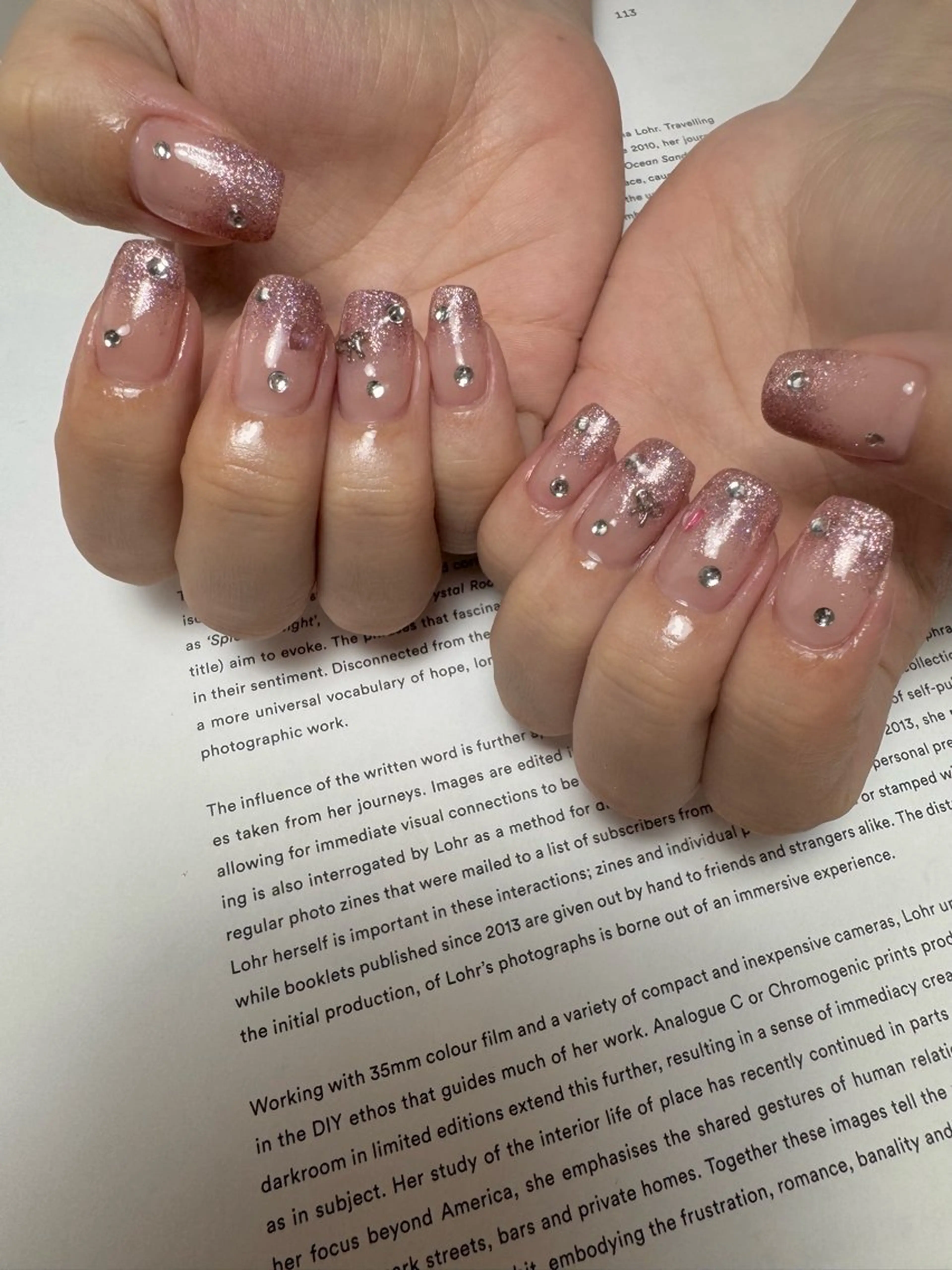 ネイル フラッシュネイル グラデーション ラメ(グリッター) ラメグラデーション リボン ハンドネイル 白日-hakubi nail-のネイルデザイン