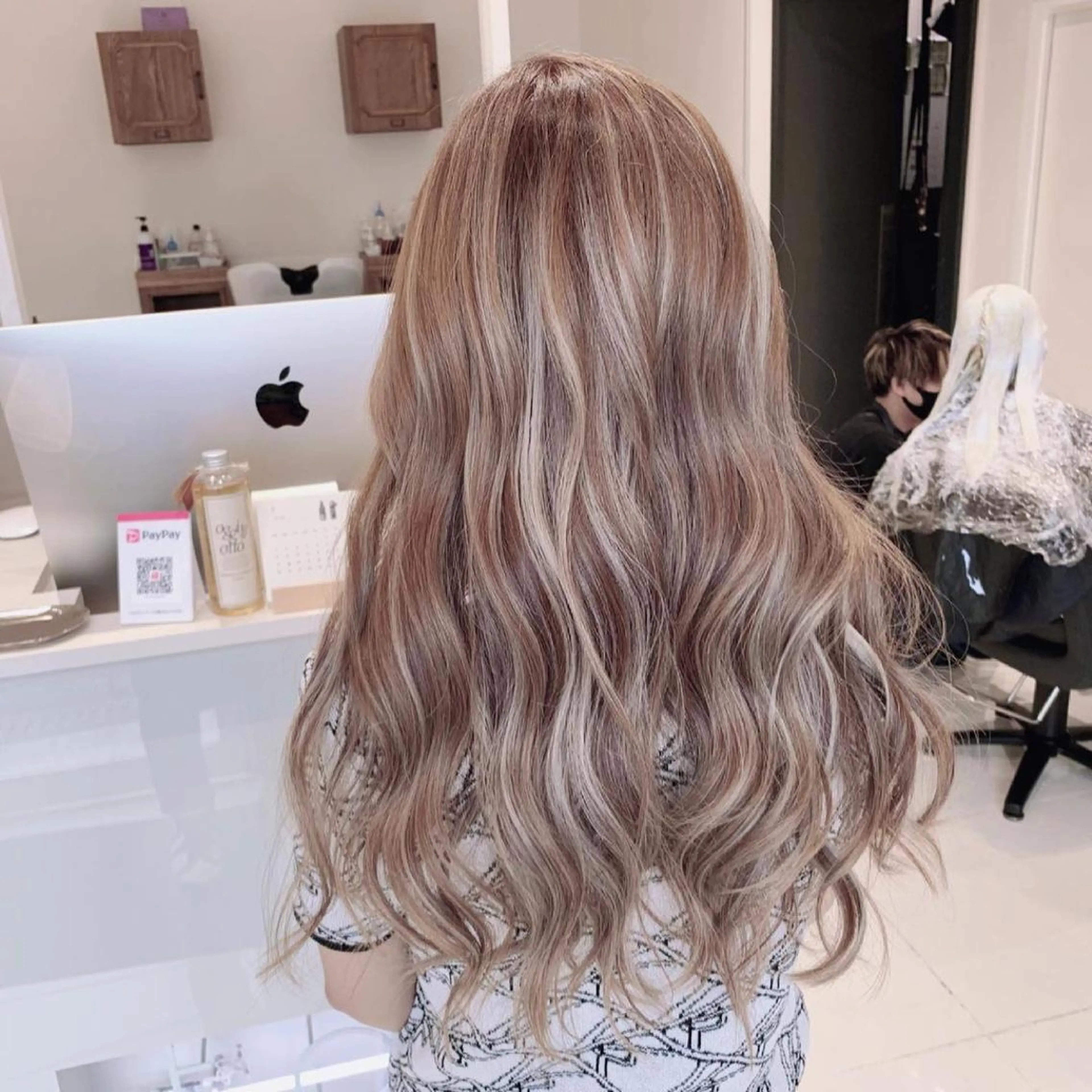 ロング カラー ブリーチ ケアブリーチ ハイライトカラー インナーカラー ハイライト ヘアカラー オフホワイトアンドなんば所属・福西 洋斗のヘアスタイル