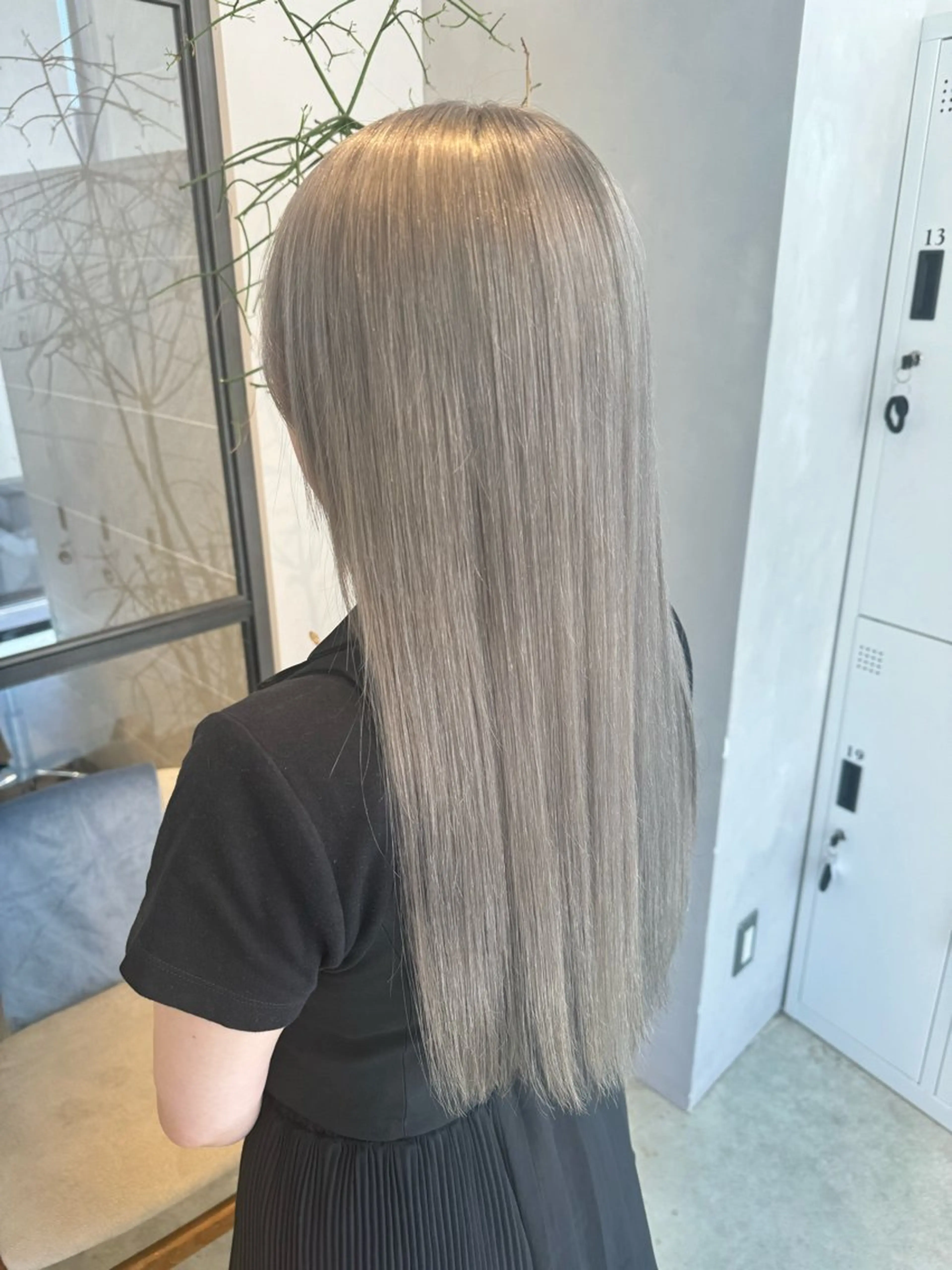 カラー ブリーチ シルバー ホワイトシルバー カット ヘアカラー トリートメント 透明感カラー✨艶髪 制作🌱山根あゆみのヘアスタイル