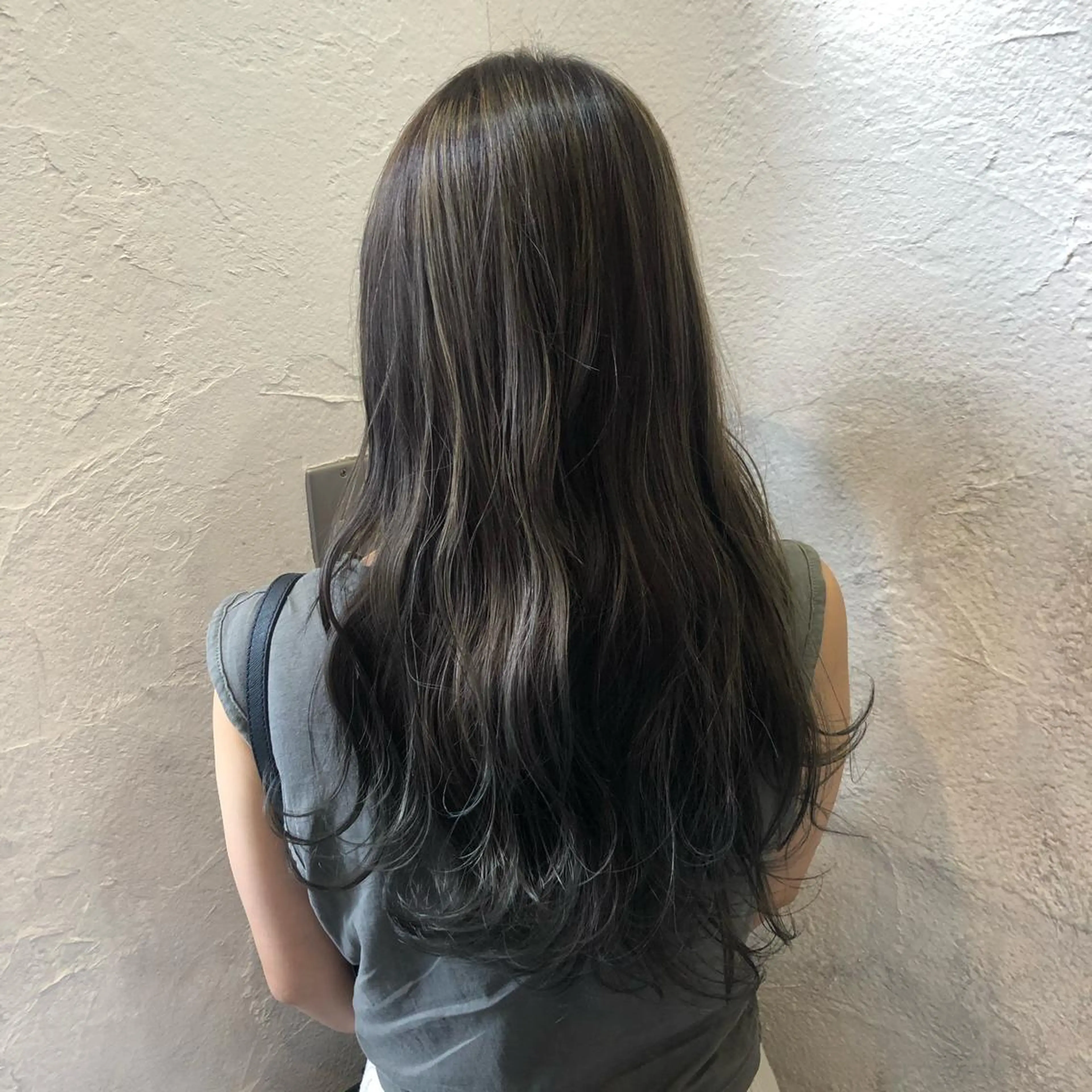 セミロング カラー グレージュ ハイライトカラー ハイライト ヘアカラー トリートメント Bei Licoldo.Atole  ベイリコルド アトリ所属・ブリーチ、縮毛 髪質改善　宮城一真のヘアスタイル