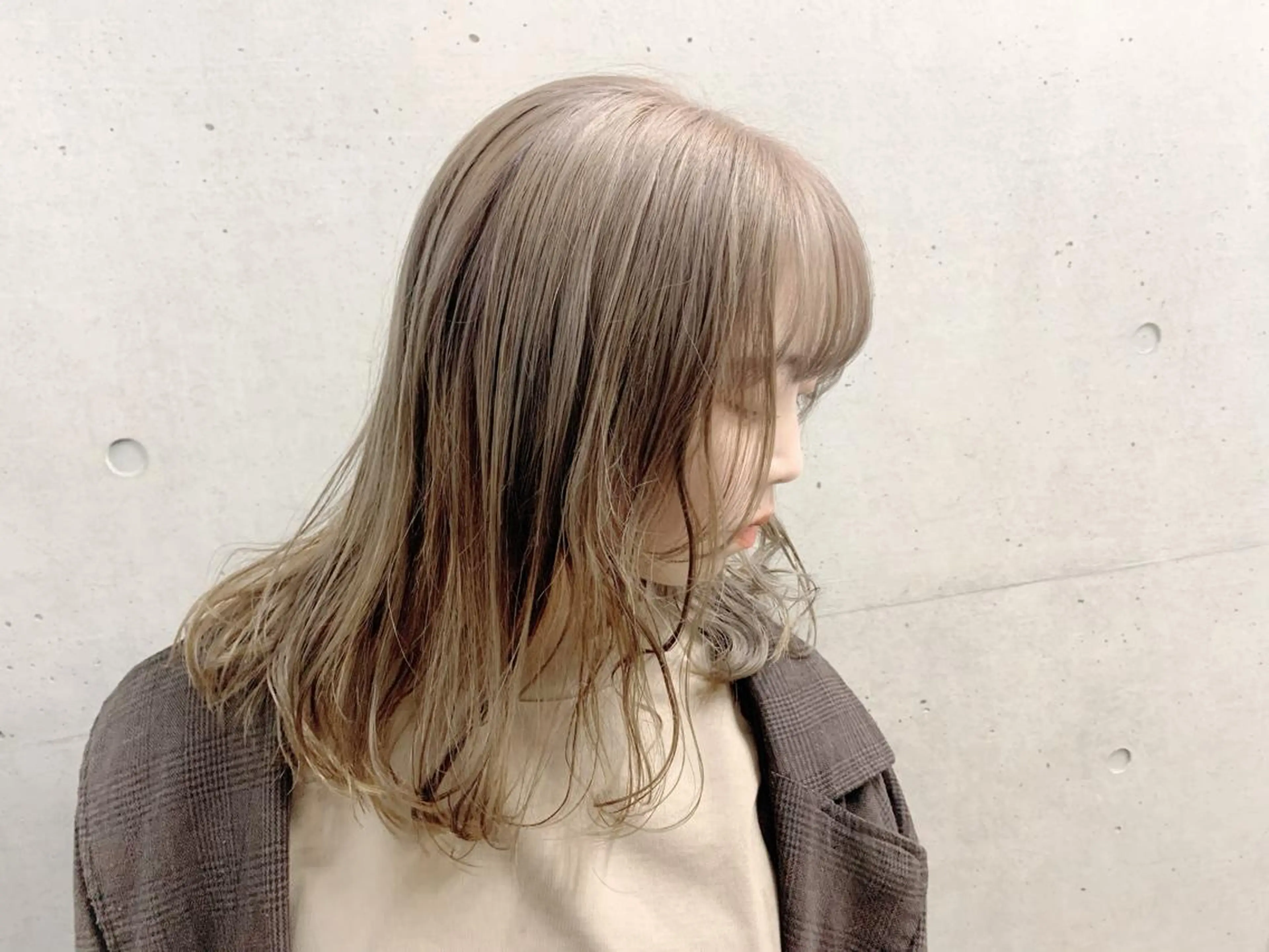 ミディアム カラー ベージュカラー ブリーチ ミルクティーベージュ EMANON天神所属・Hitomi Ezakiのヘアスタイル