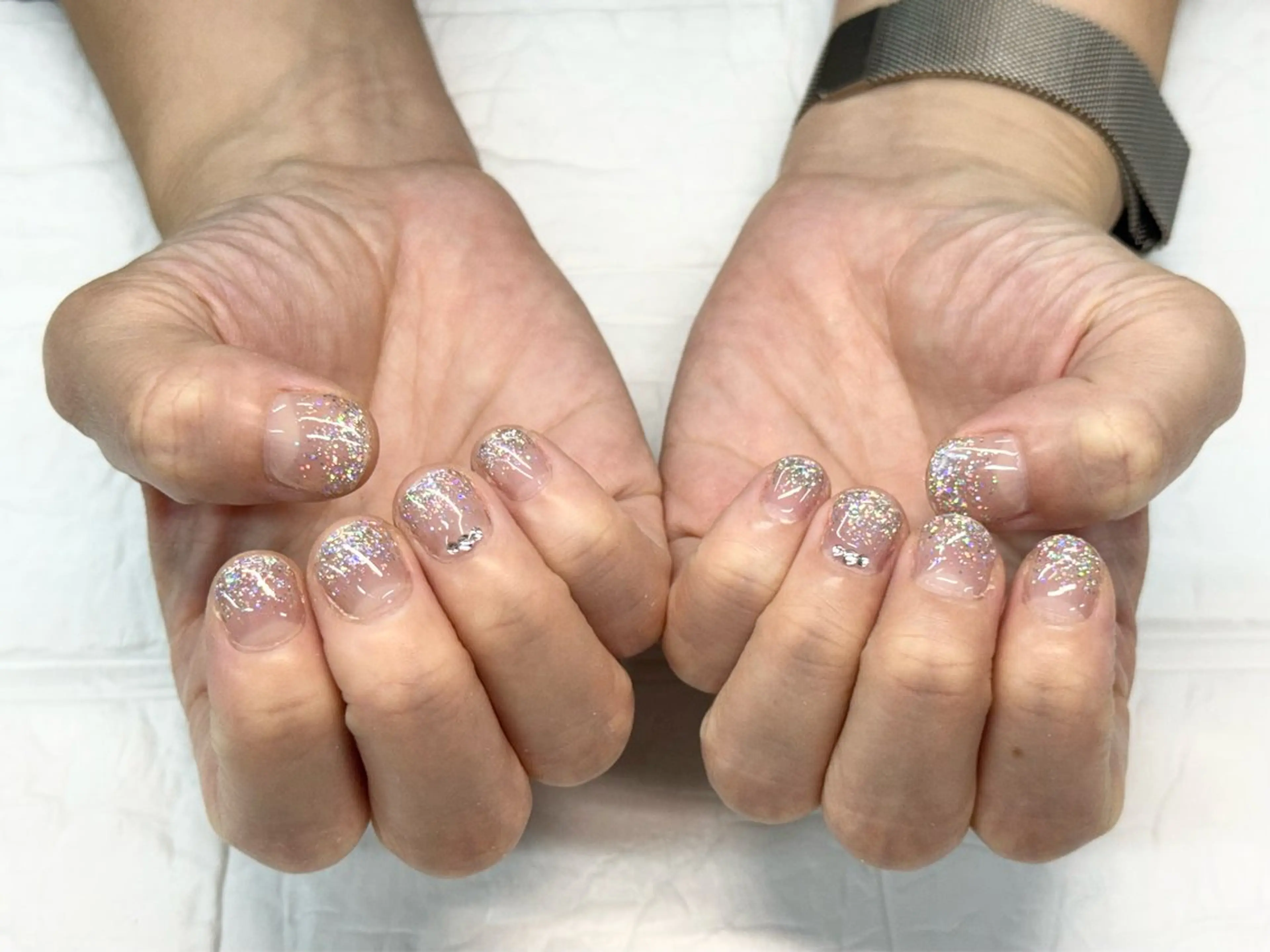 ネイル クリアネイル グラデーション キラキラネイル ラメ(グリッター) ラメグラデーション ハンドネイル NAIL BASE 96所属・瀬川 羽唯のネイルデザイン