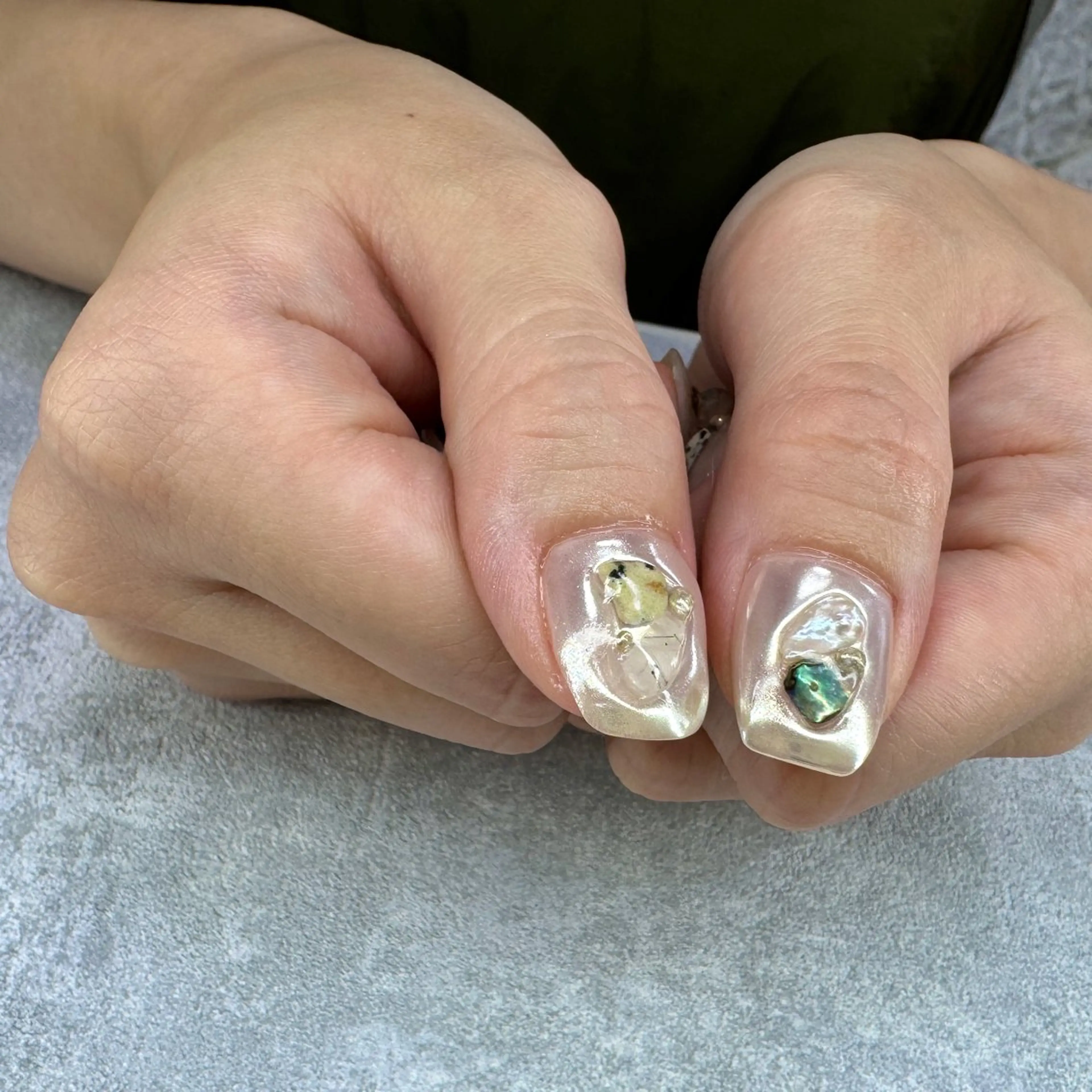 ネイル ミラーネイル ニュアンスネイル シルバー 冬ネイル ハンドネイル pointillé .ayaのネイルデザイン