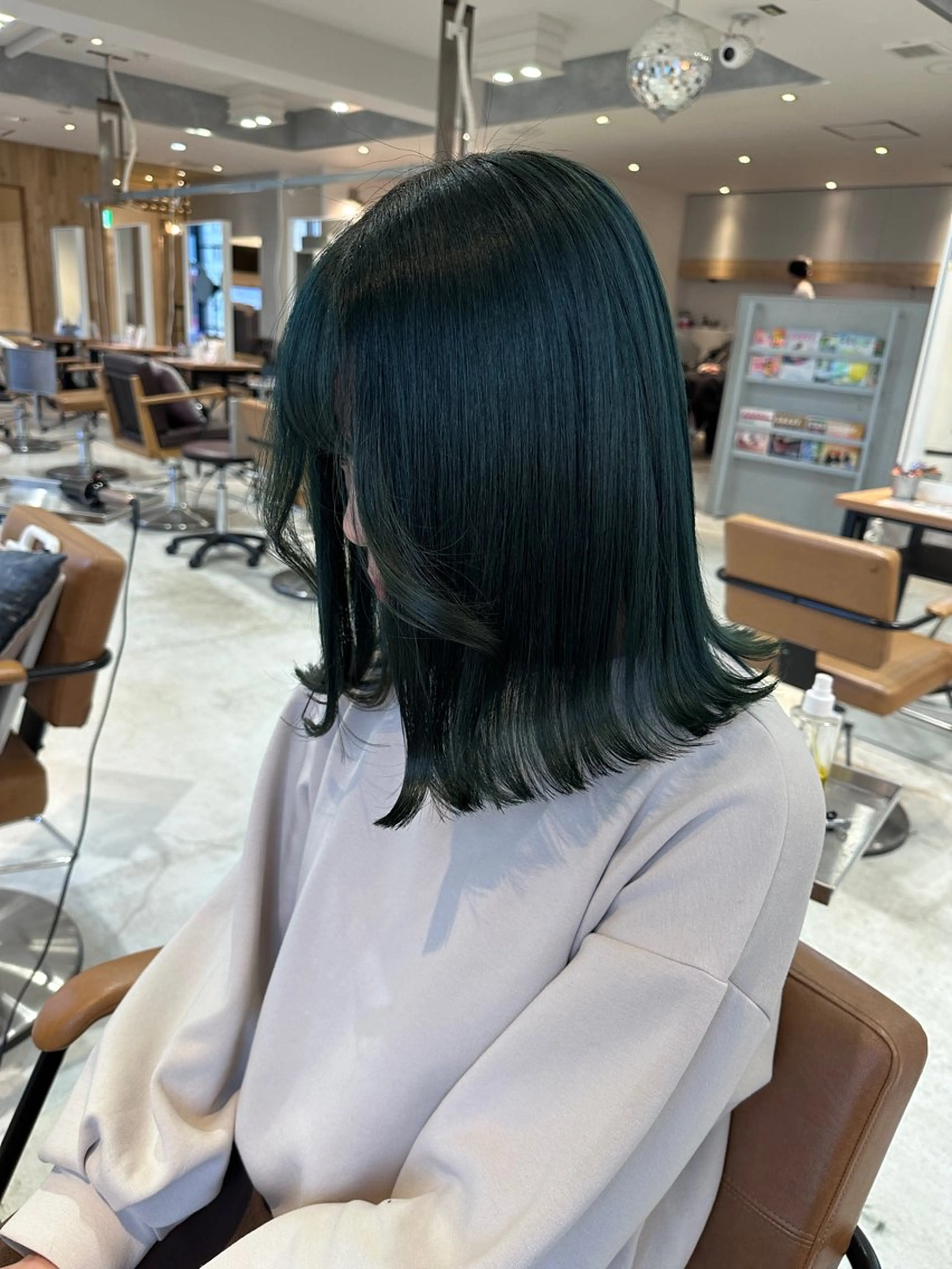 ミディアム カラー 黒髪 ブルーカラー ブルーブラック ボブ 顔周りカット 🌈ホワイトカラー レイヤー/キシ🌈のヘアスタイル