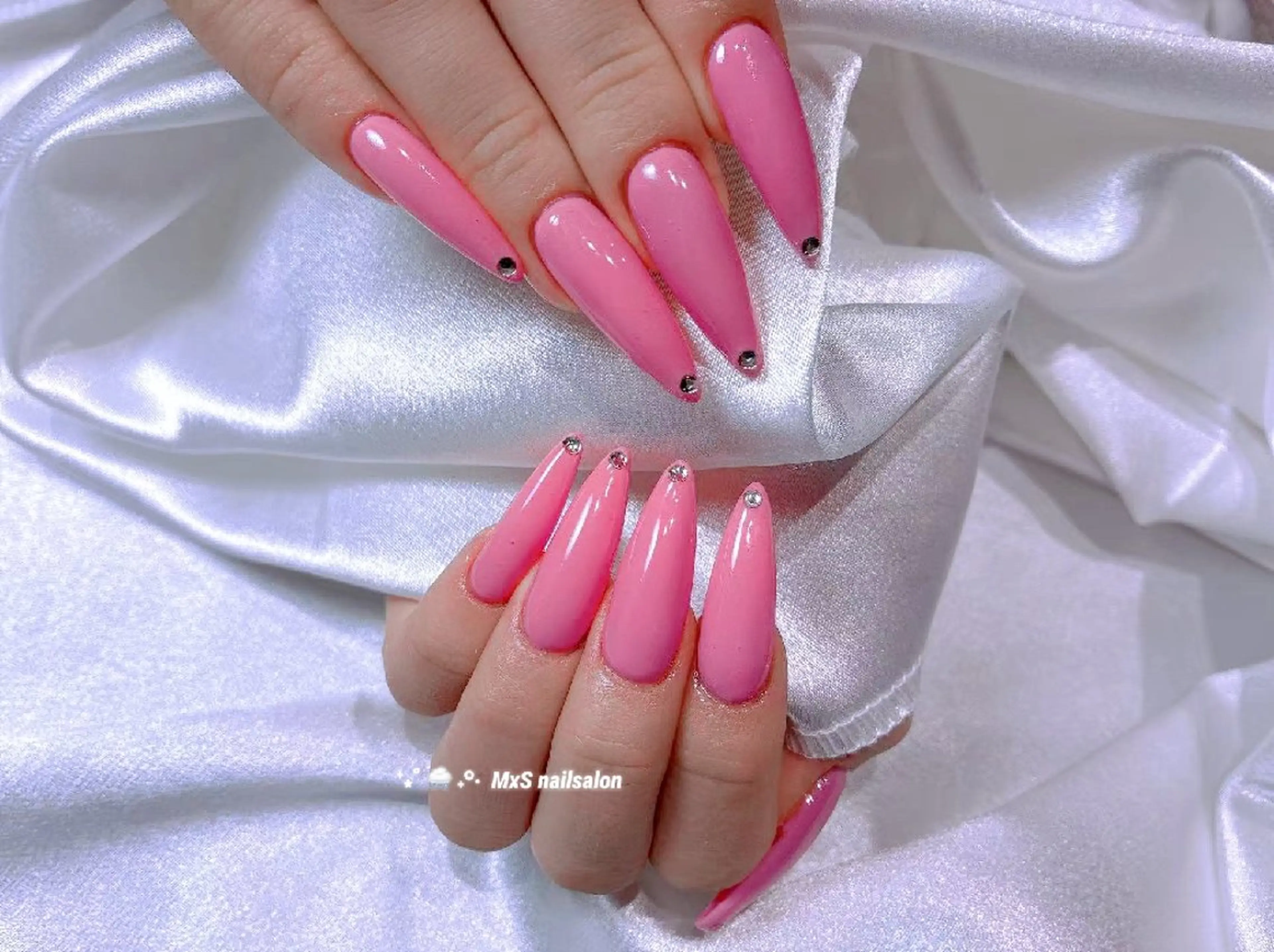 ネイル ストーンネイル ハンドネイル ハンドケア MxS Nail(長さだし/フィルイン/マグネット/韓国ネイル/ワンホンネイル/ワンカラー)所属・MxS リィリィのネイルデザイン