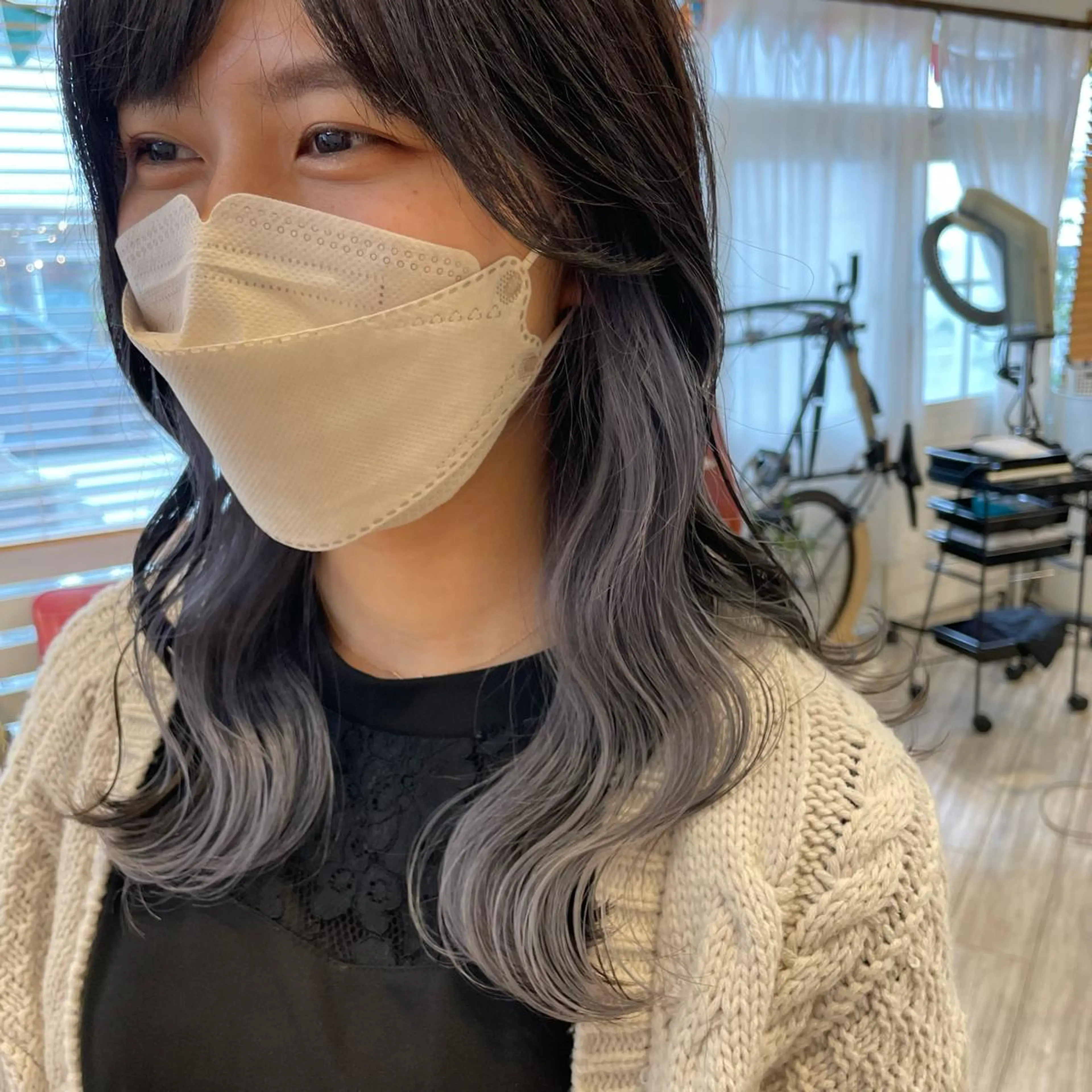 セミロング カラー ブリーチ ケアブリーチ ダブルカラー インナーカラー シルバー インナーカラー/推し アニメカラー/ウルフのヘアスタイル