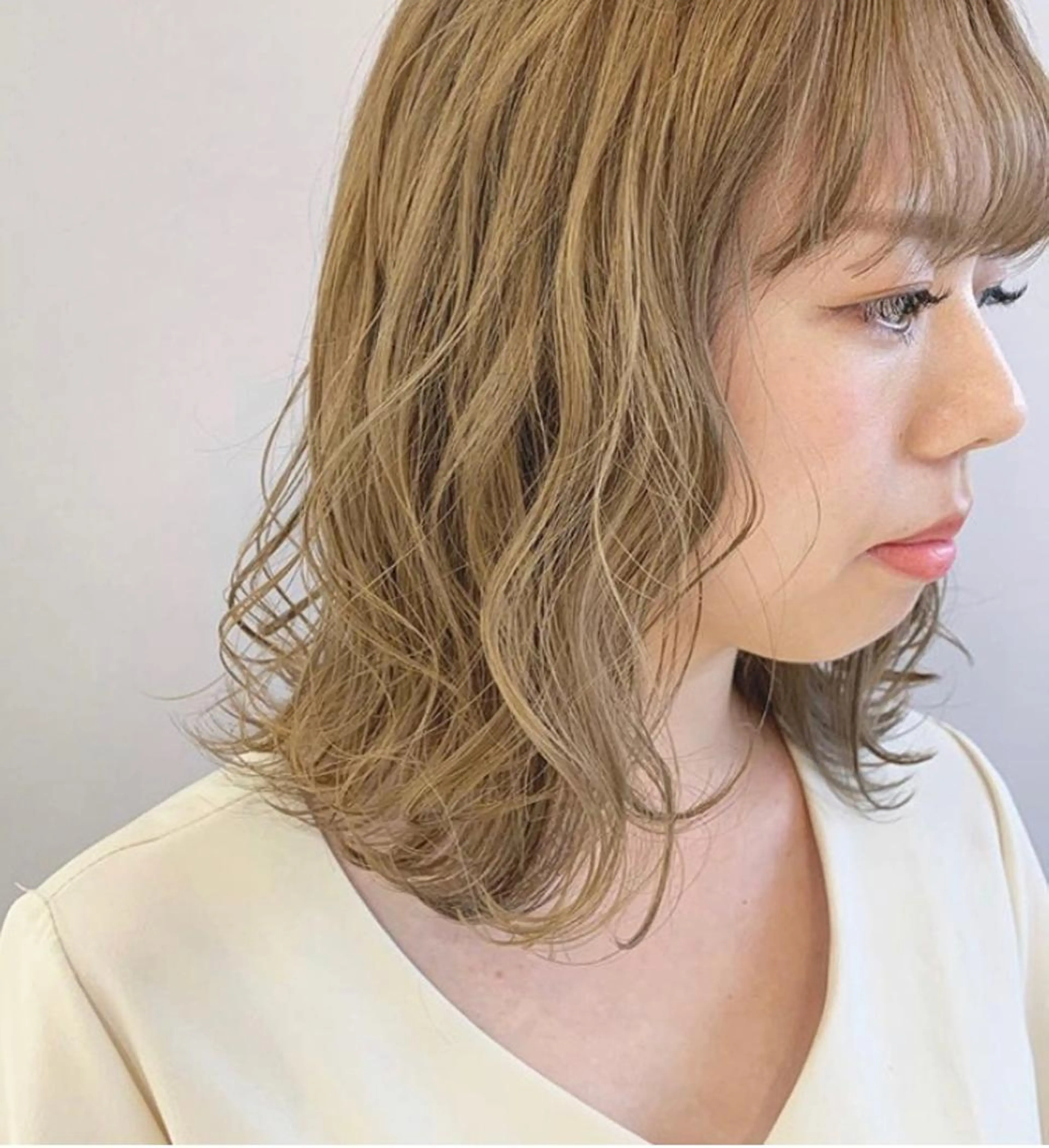 ミディアム 外ハネヘア Aube Hair McQueen所属・クリハラ シュウのヘアスタイル