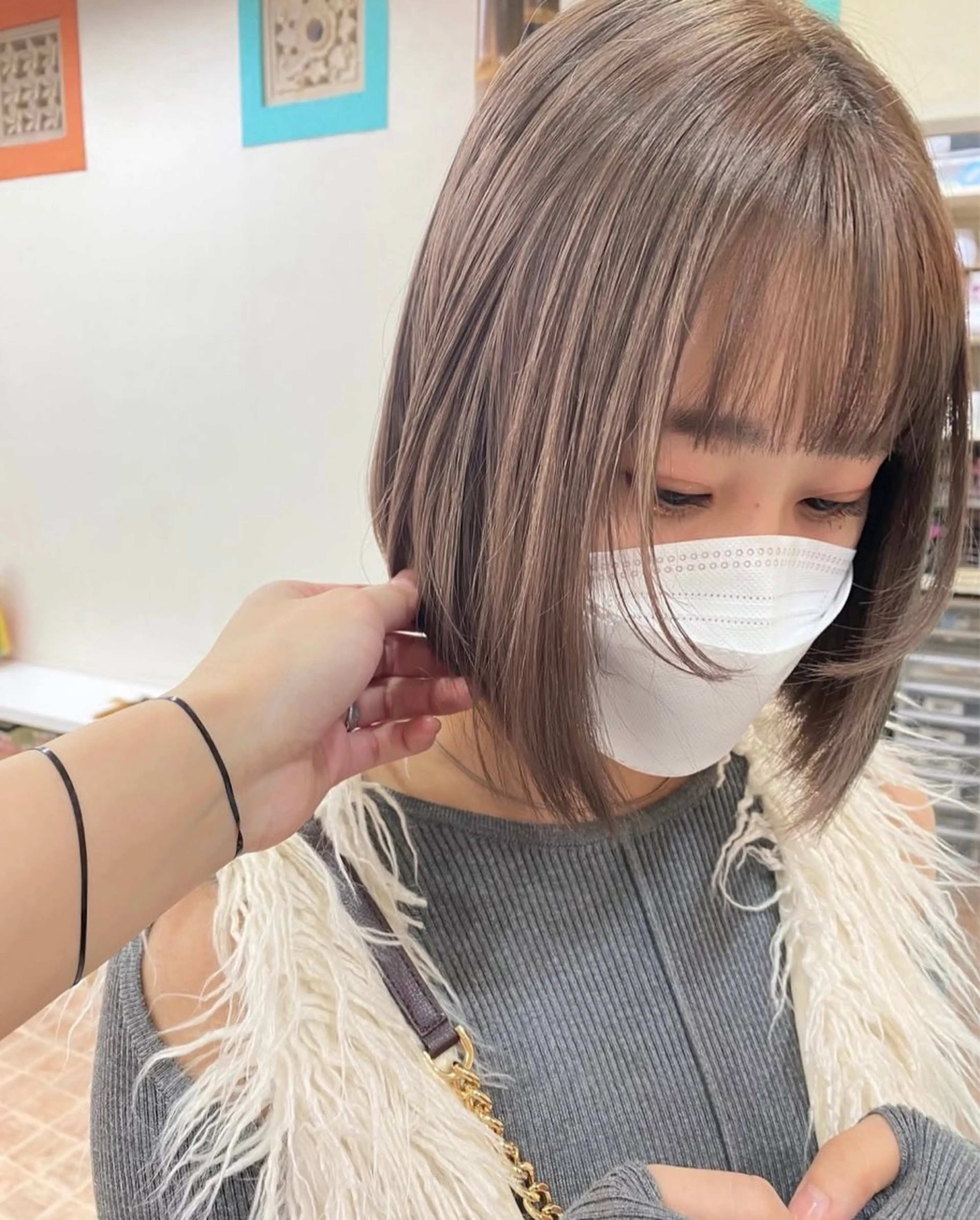 ショート カラー ベージュカラー グレージュ ミルクティーベージュ ミルクティーグレージュ 顔まわりレイヤー ヘアカラー ナカジマ ナナのヘアスタイル