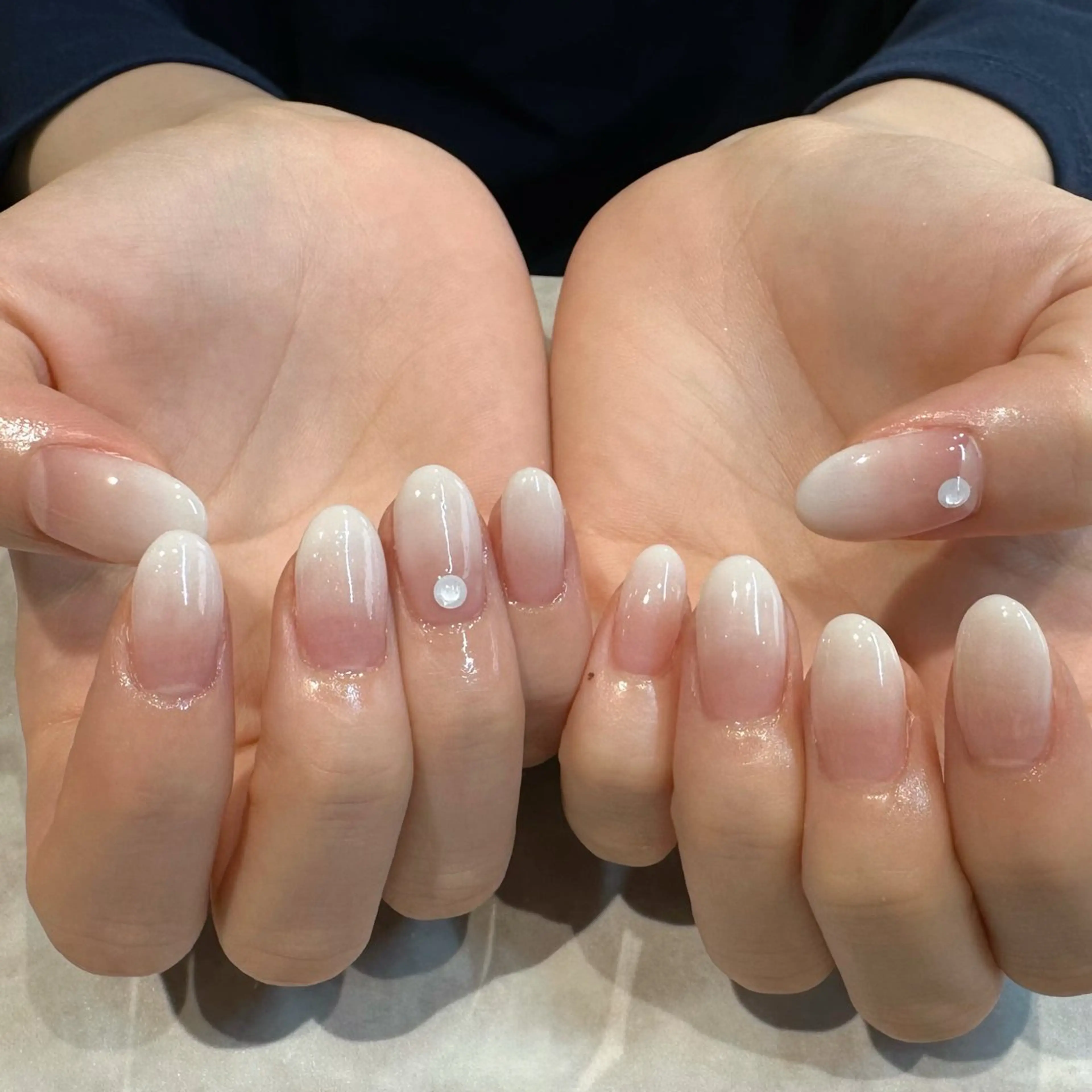 ネイル グラデーション キラキラネイル ホワイト erinca nail所属・圦本 有紀のネイルデザイン