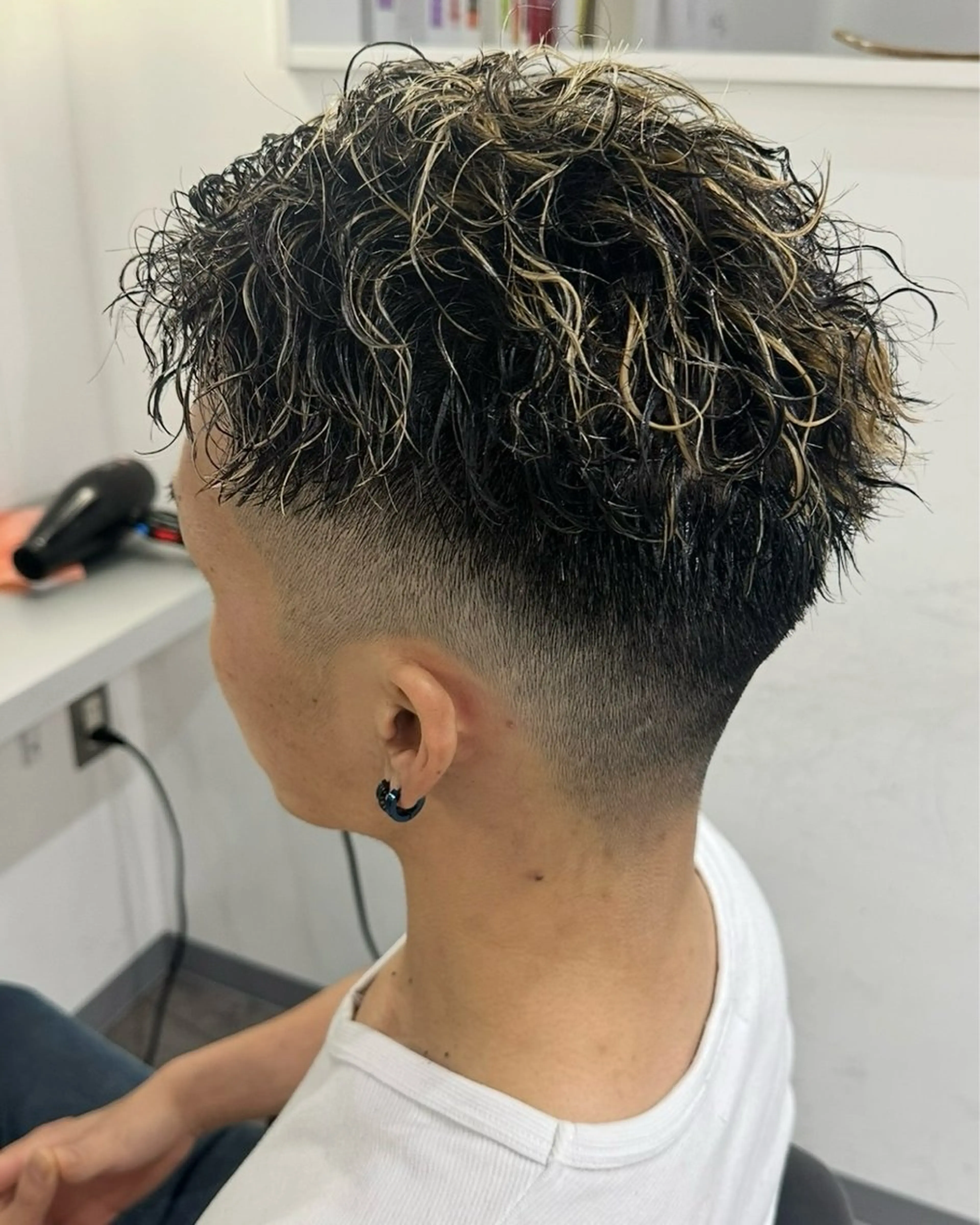 メンズ フェードカット メンズハイライト 刈り上げ 篠崎 佑季のヘアスタイル