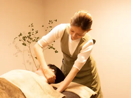 たるみ撃退!リフトアップ小顔フェイシャル💆♀️上半身デコルテリンパ+引き上げ高周波+リフトマッサージ+炭酸ヘッドスパ