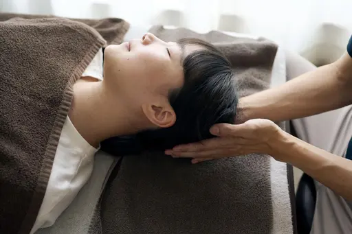 【首肩こり+頭痛に】首肩こりから頭痛まで感じる方に。ソフト整体+やさしいヘッドスパ 90分 ¥12,000→¥9,000