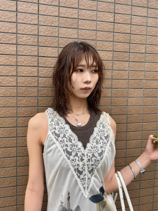 カット+パーマ(女性限定、ブリーチ毛不可)鎖骨〜ロング料金+¥1100