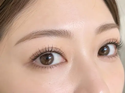まつげパーマ上下の講習モデルになります。講師のチェックが入るので仕上がりはお任せ下さい。パリジェンヌも対応可能