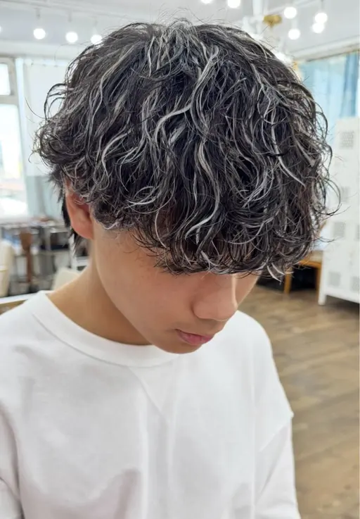『白髪活かし』白髪メッシュ+パーマ+カット