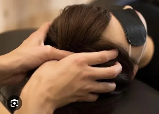 小顔マッサージ💆♀️ホットストーンを使って肩、クビ、お顔をマッサージ✨遠赤外線効果でむくみ取りとリフトアップ⤴️ケア