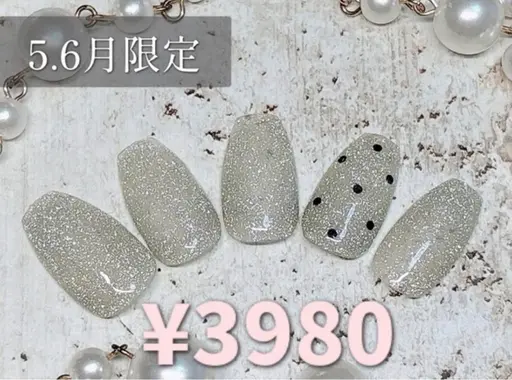 【期間限定】 ☆トレンドデザイン☆ キラキララメ×ドットネイル🌟