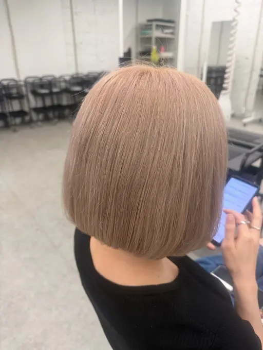 リタッチしたい人必見✨ 髪の毛のダメージ最小限に抑えたケアブリーチ剤使用🎀リタッチ＋オンカラー