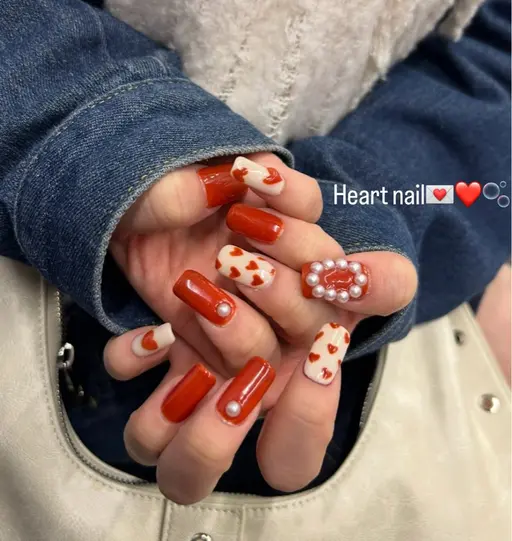 ワンカラー+アートネイル4本💅🎨持ち込みデザイン🆗爪に優しいパラジェル使用☆*:.。. オフ・チップ長さだし🉑
