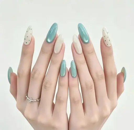 🉐ハンドネイル 🍀ミントカラーマグネット✖️白ベース✖️ドット✨オフ、ケア込み