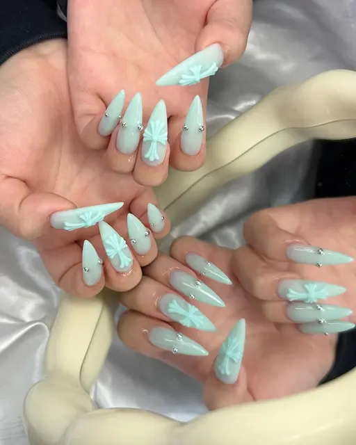 オフ無💅スカルプ(チップ長さ出し10本)+ワンカラーに💙クロムパーツ2点