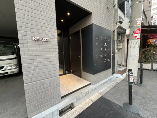 nail salon into_