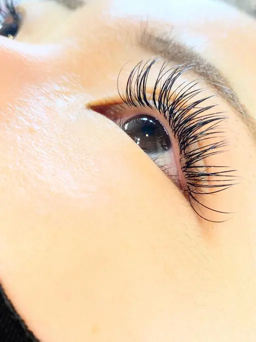 【オフ有り】コーティング込みフラットラッシュ100本ナチュラルな仕上がり♪ベテランスタッフなので安心!特別価格