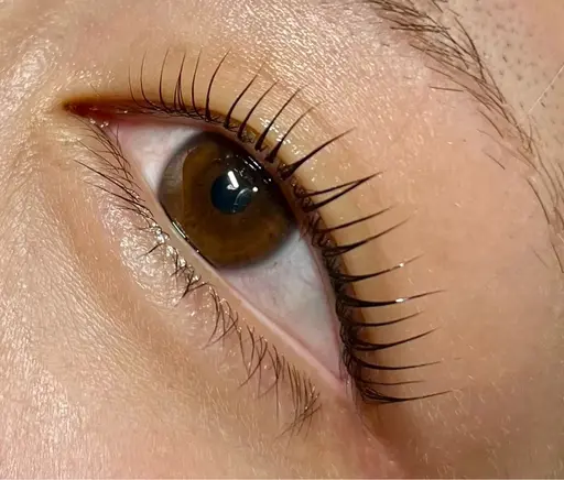 ╲ 人気NO.1 ╱まつげパーマ(上)＆トリートメント付き