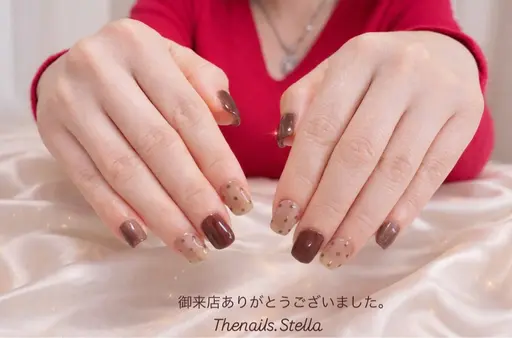 マグネットネイル🧲💅2色まで、簡単ア-ト2本🎀持ち込みデザインOKです。オフ別料金です。