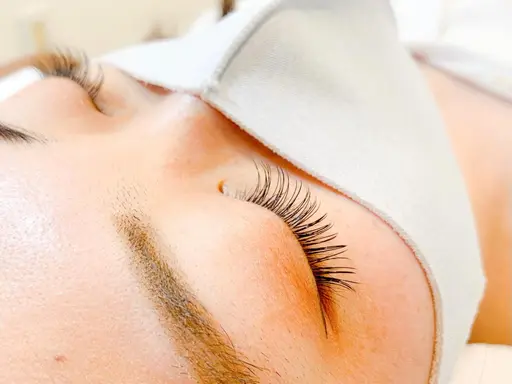 【期間限定キャンペーン】超軽量フラットラッシュ120本まで付け放題＋エグータム美容液セット¥11000円🕯️