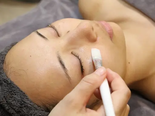 何をしても改善できなかった【ニキビ・ニキビ跡】最強AHAピーリング+高濃度ビタミンC導入50分¥5500