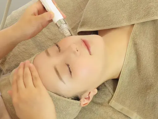 毛穴洗浄フェイシャル&PDRNサーモンDNA美白液導入