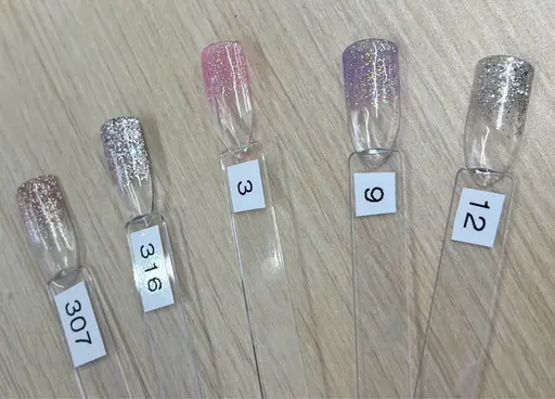 【新宿】オフ+ラメグラデーション90分です。パーツの有無をお伝えください。