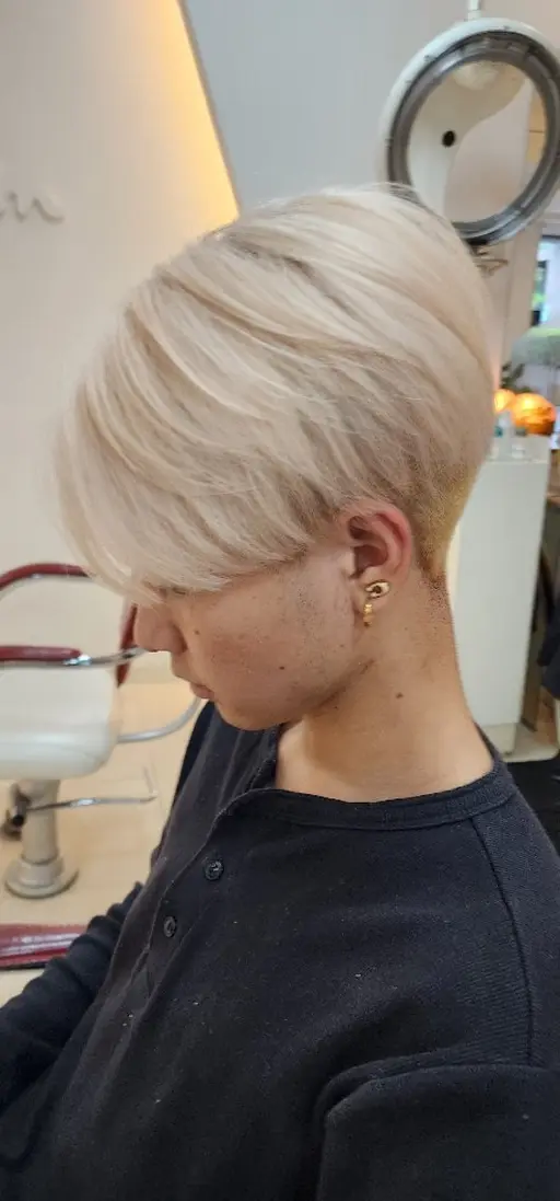 今流行りのホワイトカラー🎶可愛らしい色味で男性にも女性にも今、流行りの色味ですね🎶