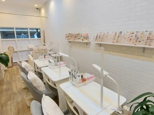 ネイル＆アイラッシュ虹