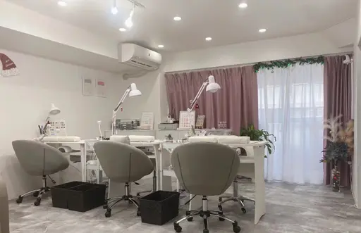 Nail & Eyelash Riona