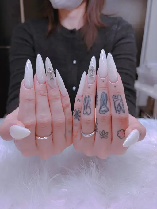 チップ長さ出し、ワンカラー、ラメグラ＋2本パーツ